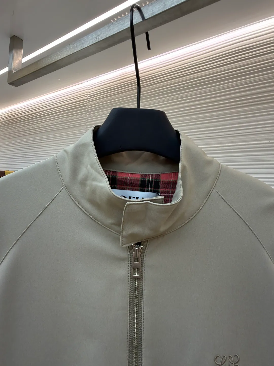 Loewe mercerized wool embroidered jacket ●Original version: purchased and developed for 20900 ●Item number: 1682266-B15 ●Fabric: wool fabric ●Technology: embroidery production ●Color: apricot ●Version: fitted version ●Weight: about 670 grams ●Size: 46-48-50-52 ●Description: Made of 40% wool, 40% linen cotton, 20% nylon. The threads are made of wool, and the surface is mercerized. The lining is made of 100% custom-dyed and custom-woven plaid fabric of the same color. The zipper uses an electroplated metal slider with electroplated pull teeth of the same color, and the brand logo is laser engraved on the side. The cuff buttons are made of natural resin buttons. The embroidery uses 3D three-dimensional embroidery, and the chest is embellished with the Anagram embroidered logo. Midweight wool and cashmere flannel jacket with ribbed knit hem and raglan sleeves. *Regular fit, standard length*High collar, snap button fastening*Zip closure at front, buttoned cuffs*Diagonal welt pockets*Anagram embossed on chest. The overall wiring is straight and delicate, the fabric is comfortable and soft, and the color is consistent without color difference. It can be matched with the same style to create a fashionable look and control various occasions. Customized accessories, complete with three standards, same style for men and women!