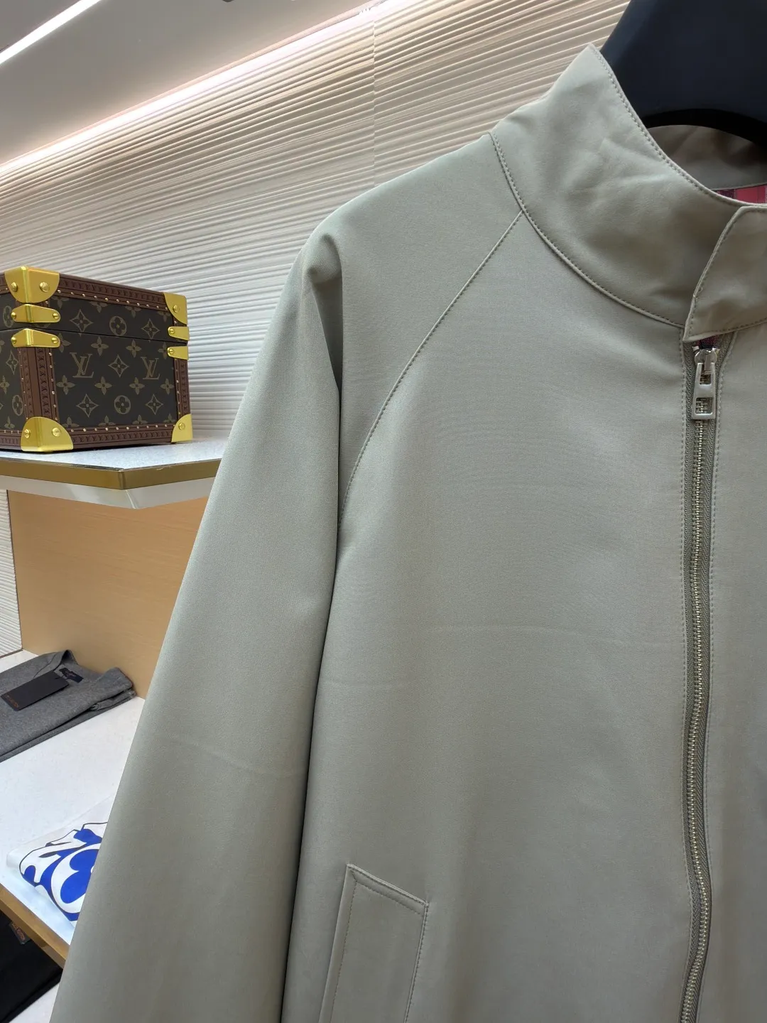 Loewe mercerized wool embroidered jacket ●Original version: purchased and developed for 20900 ●Item number: 1682266-B15 ●Fabric: wool fabric ●Technology: embroidery production ●Color: apricot ●Version: fitted version ●Weight: about 670 grams ●Size: 46-48-50-52 ●Description: Made of 40% wool, 40% linen cotton, 20% nylon. The threads are made of wool, and the surface is mercerized. The lining is made of 100% custom-dyed and custom-woven plaid fabric of the same color. The zipper uses an electroplated metal slider with electroplated pull teeth of the same color, and the brand logo is laser engraved on the side. The cuff buttons are made of natural resin buttons. The embroidery uses 3D three-dimensional embroidery, and the chest is embellished with the Anagram embroidered logo. Midweight wool and cashmere flannel jacket with ribbed knit hem and raglan sleeves. *Regular fit, standard length*High collar, snap button fastening*Zip closure at front, buttoned cuffs*Diagonal welt pockets*Anagram embossed on chest. The overall wiring is straight and delicate, the fabric is comfortable and soft, and the color is consistent without color difference. It can be matched with the same style to create a fashionable look and control various occasions. Customized accessories, complete with three standards, same style for men and women!