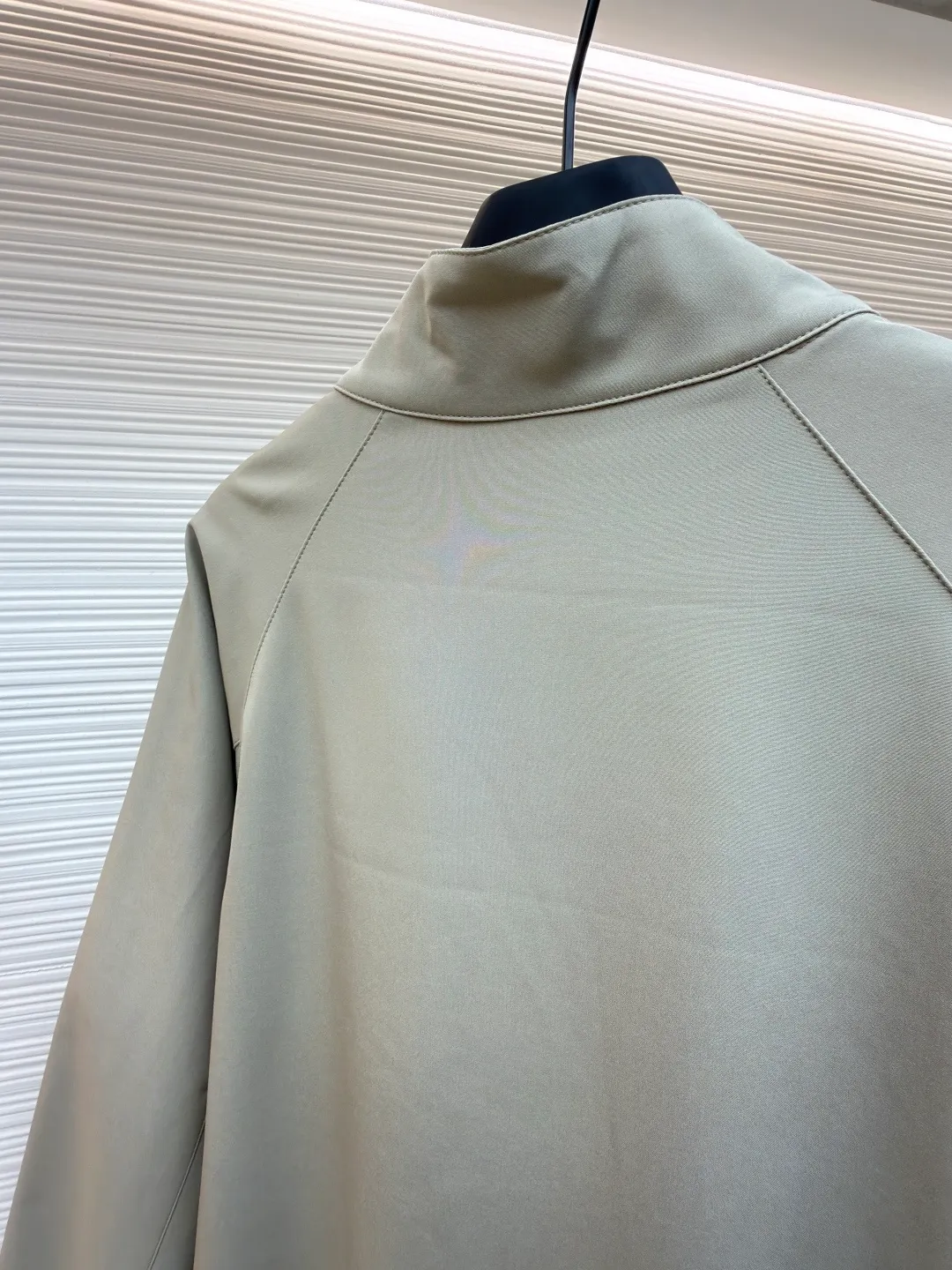 Loewe mercerized wool embroidered jacket ●Original version: purchased and developed for 20900 ●Item number: 1682266-B15 ●Fabric: wool fabric ●Technology: embroidery production ●Color: apricot ●Version: fitted version ●Weight: about 670 grams ●Size: 46-48-50-52 ●Description: Made of 40% wool, 40% linen cotton, 20% nylon. The threads are made of wool, and the surface is mercerized. The lining is made of 100% custom-dyed and custom-woven plaid fabric of the same color. The zipper uses an electroplated metal slider with electroplated pull teeth of the same color, and the brand logo is laser engraved on the side. The cuff buttons are made of natural resin buttons. The embroidery uses 3D three-dimensional embroidery, and the chest is embellished with the Anagram embroidered logo. Midweight wool and cashmere flannel jacket with ribbed knit hem and raglan sleeves. *Regular fit, standard length*High collar, snap button fastening*Zip closure at front, buttoned cuffs*Diagonal welt pockets*Anagram embossed on chest. The overall wiring is straight and delicate, the fabric is comfortable and soft, and the color is consistent without color difference. It can be matched with the same style to create a fashionable look and control various occasions. Customized accessories, complete with three standards, same style for men and women!