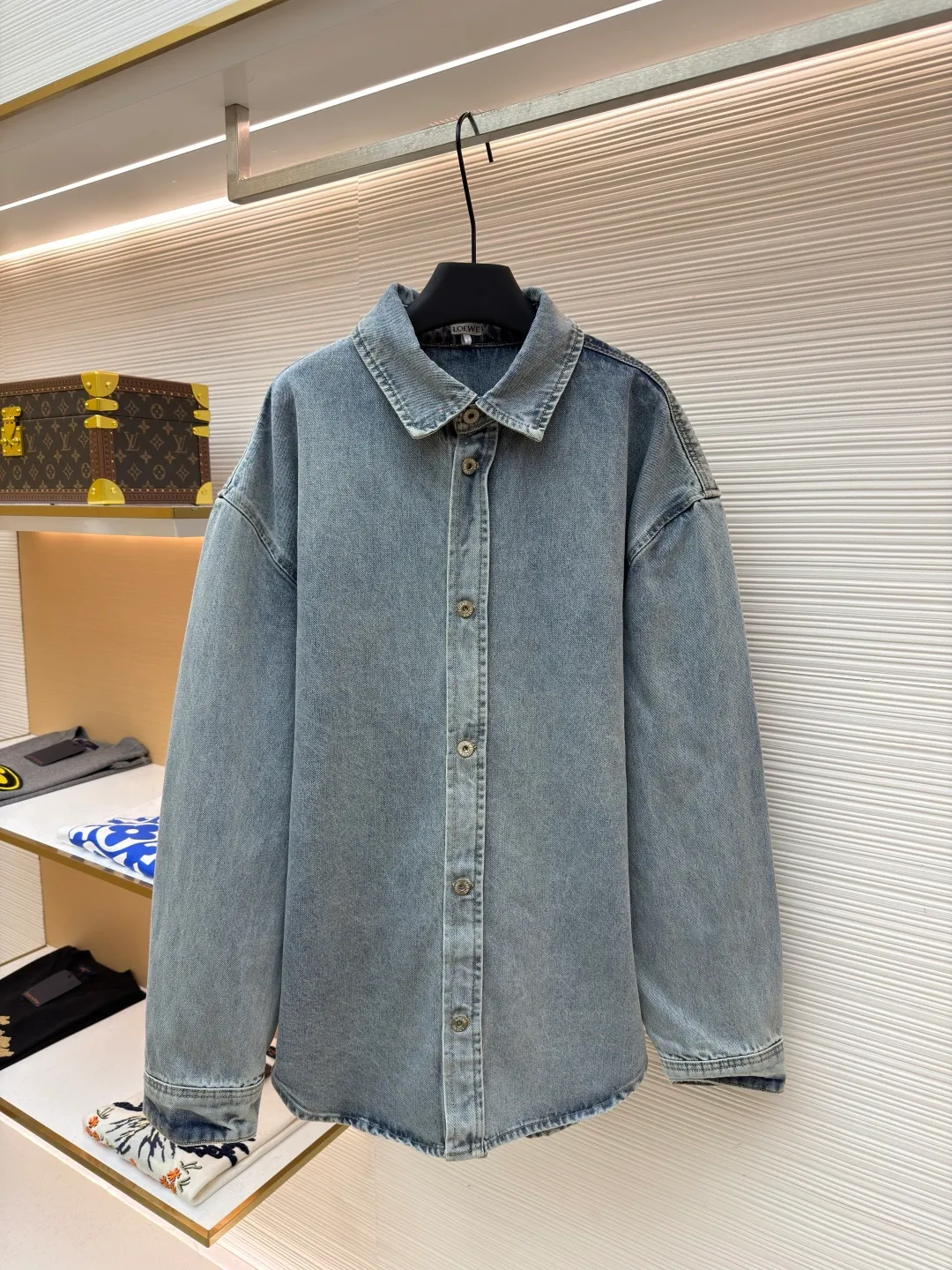 Loewe lapel long-sleeved laser burnt denim jacket ●Original version: purchased and developed for 11900 ●Item number: 1682175-B25 ●Material: denim fabric ●Technology: laser burnt production ●Color: blue ●Version: loose fit ●Weight: about 1080 grams ●Size: 46-48-50-52 ●Description: This LOEWE washed denim shirt is made using the ancient stone washing process. The dual action of natural volcanic stones and enzymes makes the denim fabric a naturally aged light gray blue tone. The color is rich in layering and soft to the touch, while retaining the crisp texture of the denim to the greatest extent. The shirt is cut using three-dimensional tailoring technology. The shoulders are designed with dropped shoulders, combined with the loose body shape, and precise cutting piece splicing and seam positioning are used to create a casual and neat outline. The placket is made of reinforced sewing technology, and the stitching stitches on the buttons and the cloth are dense, making it more durable. The collar and cuffs are hemmed with exquisite craftsmanship, and the seams are neat and not off-line. Every detail demonstrates the brand's strict control over craftsmanship, making the classic denim shirt both textured and practical. The overall wiring is straight and delicate, the fabric is comfortable and soft, and the color is consistent without color difference. It can be matched with the same style to create a fashionable look and control various occasions. Customized accessories, complete with three standards, same style for men and women!