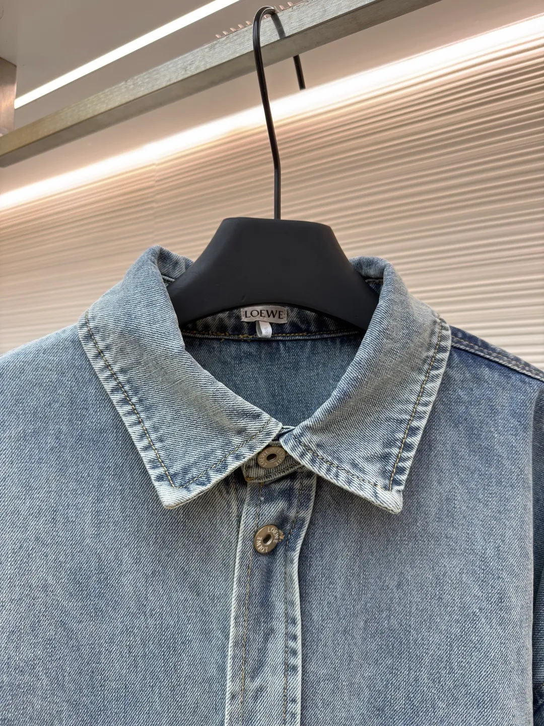 Loewe lapel long-sleeved laser burnt denim jacket ●Original version: purchased and developed for 11900 ●Item number: 1682175-B25 ●Material: denim fabric ●Technology: laser burnt production ●Color: blue ●Version: loose fit ●Weight: about 1080 grams ●Size: 46-48-50-52 ●Description: This LOEWE washed denim shirt is made using the ancient stone washing process. The dual action of natural volcanic stones and enzymes makes the denim fabric a naturally aged light gray blue tone. The color is rich in layering and soft to the touch, while retaining the crisp texture of the denim to the greatest extent. The shirt is cut using three-dimensional tailoring technology. The shoulders are designed with dropped shoulders, combined with the loose body shape, and precise cutting piece splicing and seam positioning are used to create a casual and neat outline. The placket is made of reinforced sewing technology, and the stitching stitches on the buttons and the cloth are dense, making it more durable. The collar and cuffs are hemmed with exquisite craftsmanship, and the seams are neat and not off-line. Every detail demonstrates the brand's strict control over craftsmanship, making the classic denim shirt both textured and practical. The overall wiring is straight and delicate, the fabric is comfortable and soft, and the color is consistent without color difference. It can be matched with the same style to create a fashionable look and control various occasions. Customized accessories, complete with three standards, same style for men and women!