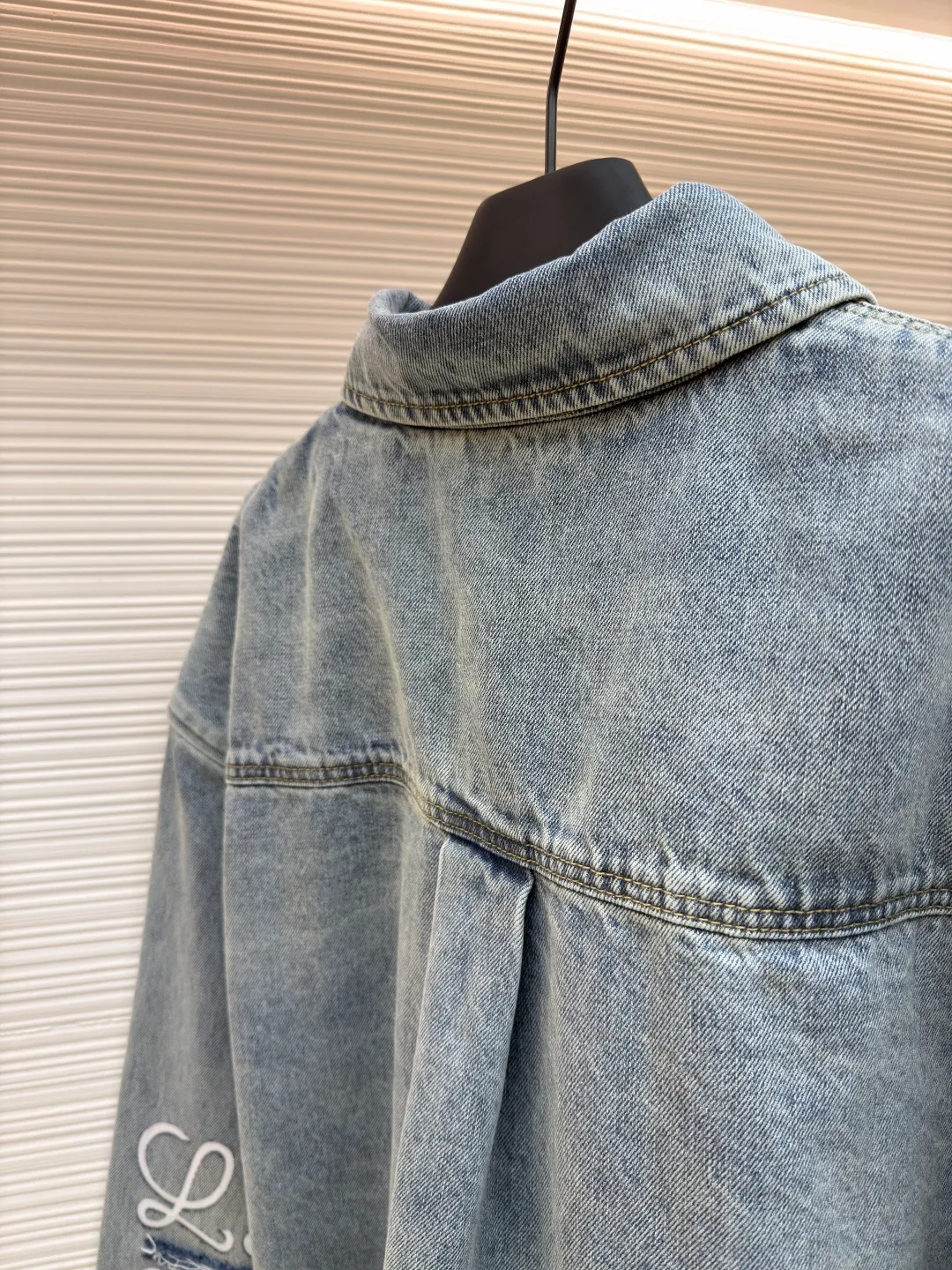 Loewe lapel long-sleeved laser burnt denim jacket ●Original version: purchased and developed for 11900 ●Item number: 1682175-B25 ●Material: denim fabric ●Technology: laser burnt production ●Color: blue ●Version: loose fit ●Weight: about 1080 grams ●Size: 46-48-50-52 ●Description: This LOEWE washed denim shirt is made using the ancient stone washing process. The dual action of natural volcanic stones and enzymes makes the denim fabric a naturally aged light gray blue tone. The color is rich in layering and soft to the touch, while retaining the crisp texture of the denim to the greatest extent. The shirt is cut using three-dimensional tailoring technology. The shoulders are designed with dropped shoulders, combined with the loose body shape, and precise cutting piece splicing and seam positioning are used to create a casual and neat outline. The placket is made of reinforced sewing technology, and the stitching stitches on the buttons and the cloth are dense, making it more durable. The collar and cuffs are hemmed with exquisite craftsmanship, and the seams are neat and not off-line. Every detail demonstrates the brand's strict control over craftsmanship, making the classic denim shirt both textured and practical. The overall wiring is straight and delicate, the fabric is comfortable and soft, and the color is consistent without color difference. It can be matched with the same style to create a fashionable look and control various occasions. Customized accessories, complete with three standards, same style for men and women!