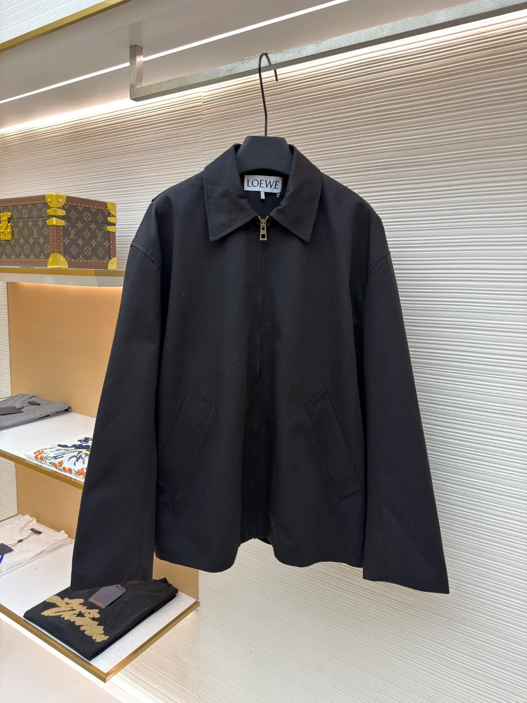 Loewe drapey back pleated zipper jacket ●Original version: purchased and developed in 19999 ●Item number: 1681685-B20 ●Fabric: wool acetate blended fabric ●Technology: back drape pleated production ●Color: black ●Version: fitted version ●Weight: about 875 grams ●Size: 44-46-48 ●Description: Custom-woven and custom-dyed wool acetate blended fabric imported from Japan. From the yarn blending proportion, the weaving structure to the final color, everything is exclusively owned by it, ensuring the uniqueness and non-replicability of the work. Wool provides the frame, resilience and natural high-grade luster needed for a suit, ensuring the garment can quickly recover its shape after wear. Acetate This is the key. Acetate has a drape, smooth feel and gloss similar to silk, but is easier to care for and more stable than silk. Combining the stiffness of wool with the drape of acetate requires precise blend proportions. This requires repeated experiments to find the "golden point" that can not only support the sculptural folds of the back, but also achieve a smooth drape like a waterfall. The fabric itself is a complex achievement of textile technology. This is the visual focus of the entire suit and the core embodiment of high-end craftsmanship, where the "heavy work" lies. The overall wiring is straight and delicate, the fabric is comfortable and soft, and the color is consistent without color difference. It can be matched with the same style to create a fashionable look and control various occasions. Customized accessories, complete with three standards, same style for men and women!