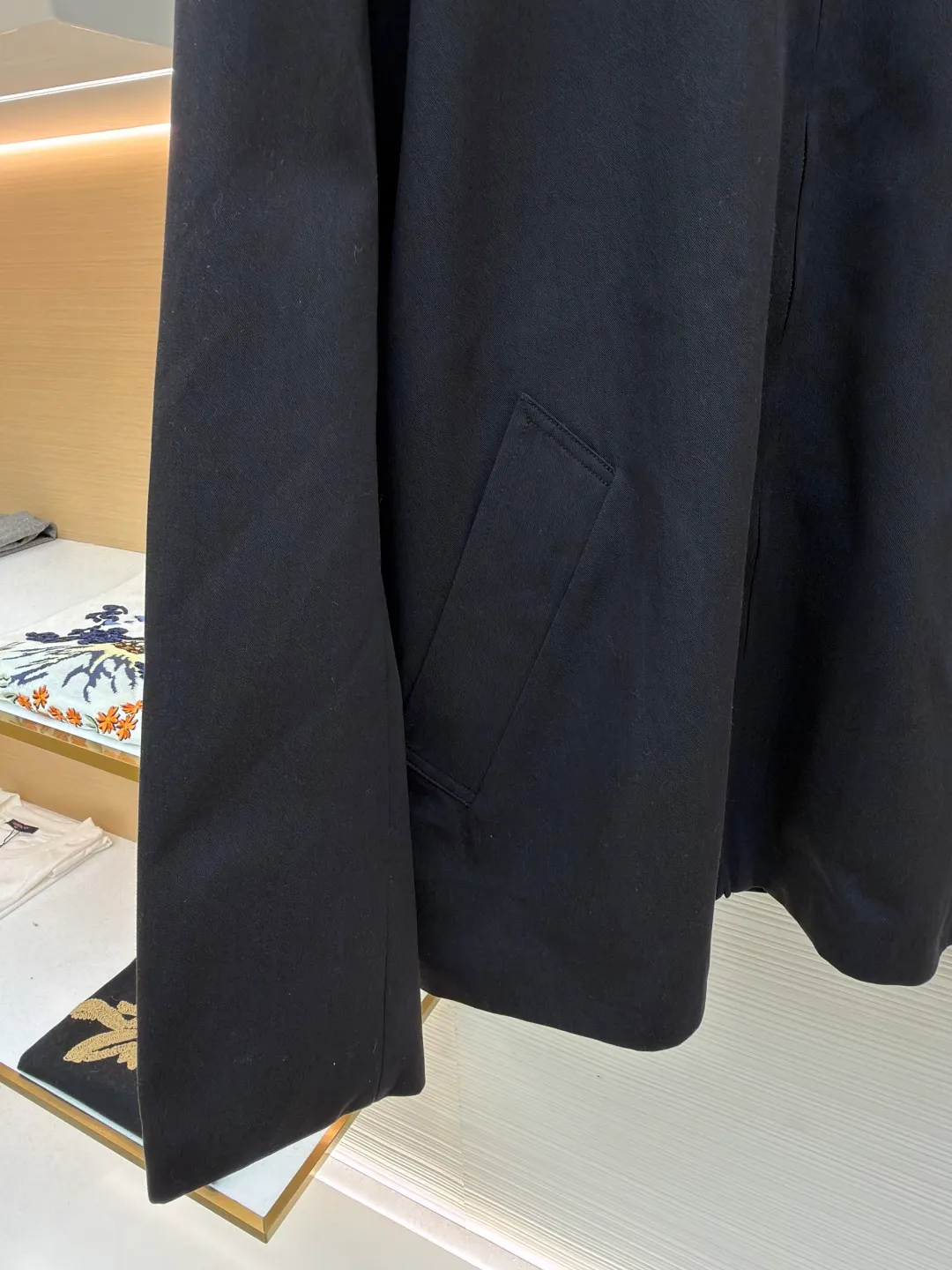 Loewe drapey back pleated zipper jacket ●Original version: purchased and developed in 19999 ●Item number: 1681685-B20 ●Fabric: wool acetate blended fabric ●Technology: back drape pleated production ●Color: black ●Version: fitted version ●Weight: about 875 grams ●Size: 44-46-48 ●Description: Custom-woven and custom-dyed wool acetate blended fabric imported from Japan. From the yarn blending proportion, the weaving structure to the final color, everything is exclusively owned by it, ensuring the uniqueness and non-replicability of the work. Wool provides the frame, resilience and natural high-grade luster needed for a suit, ensuring the garment can quickly recover its shape after wear. Acetate This is the key. Acetate has a drape, smooth feel and gloss similar to silk, but is easier to care for and more stable than silk. Combining the stiffness of wool with the drape of acetate requires precise blend proportions. This requires repeated experiments to find the "golden point" that can not only support the sculptural folds of the back, but also achieve a smooth drape like a waterfall. The fabric itself is a complex achievement of textile technology. This is the visual focus of the entire suit and the core embodiment of high-end craftsmanship, where the "heavy work" lies. The overall wiring is straight and delicate, the fabric is comfortable and soft, and the color is consistent without color difference. It can be matched with the same style to create a fashionable look and control various occasions. Customized accessories, complete with three standards, same style for men and women!