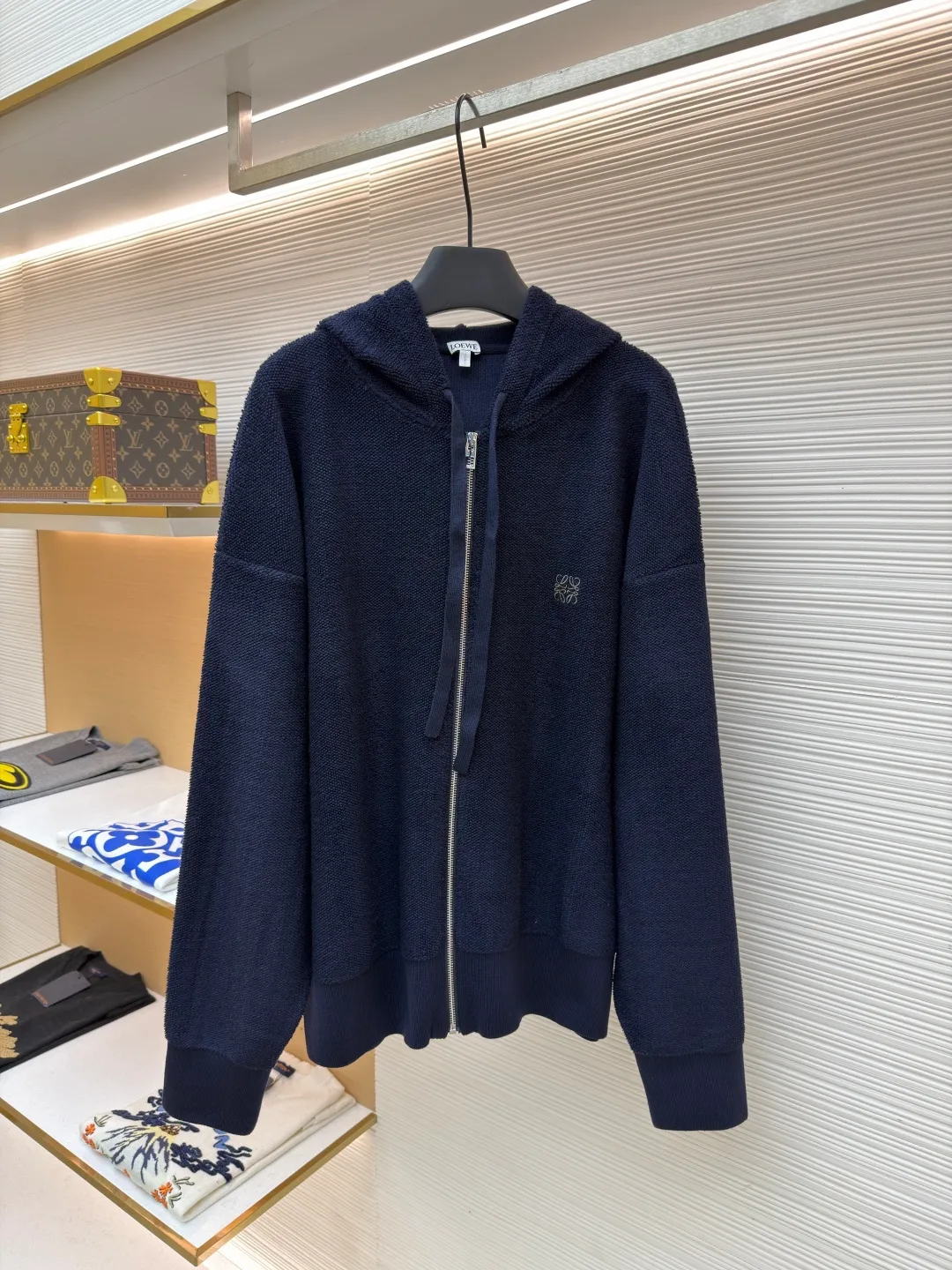 Loewe embroidered hooded zipper cardigan ●Original version: Purchased and developed by 10204 ●Item number: 1682195-B70 ●Material: wool blended fabric ●Technology: embroidery production ●Color: navy ●Version: Loose fit ●Weight: about 950 grams ●Size: S-M-L-XL ●Description: Selected high-quality wool as the main body, with unique terry cloth stitching technology, is a highlight of this sweatshirt. This stitching method not only gives the sweatshirt a unique texture and texture, but also demonstrates our stringent quality requirements in every detail. Every seam is tight and even, like a carefully carved work of art, which not only enhances the durability of the clothing, but also adds a unique fashion charm. Ribbed cuffs and hem are the perfect combination of classic and practical. They fit the body well, prevent cold wind from getting in, and provide excellent warmth. At the same time, the elastic properties of the ribs also ensure the comfort of wearing it and will not cause any restrictions on body movements. On the chest, the high-precision calculation system of the computer embroidery machine controls the coordinated operation of the machine head, needle bar, and thread spool. The fabric frame moves accurately in the horizontal and vertical directions to form a stitch track. The upper and lower thread tensions are adjusted to ensure that the stitches are smooth and free of floating threads, forming anagram embroidery with an error of ±0.1mm. The overall wiring is straight and delicate, the fabric is comfortable and soft, and the color is consistent without color difference. It can be matched with the same style to create a fashionable look and control various occasions. Customized accessories, complete with three standards, same style for men and women!