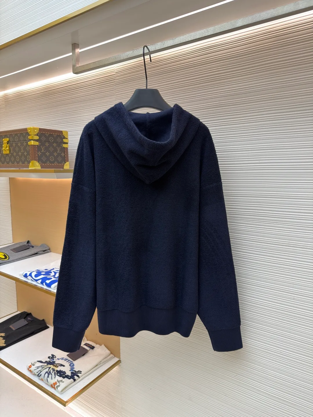 Loewe embroidered hooded zipper cardigan ●Original version: Purchased and developed by 10204 ●Item number: 1682195-B70 ●Material: wool blended fabric ●Technology: embroidery production ●Color: navy ●Version: Loose fit ●Weight: about 950 grams ●Size: S-M-L-XL ●Description: Selected high-quality wool as the main body, with unique terry cloth stitching technology, is a highlight of this sweatshirt. This stitching method not only gives the sweatshirt a unique texture and texture, but also demonstrates our stringent quality requirements in every detail. Every seam is tight and even, like a carefully carved work of art, which not only enhances the durability of the clothing, but also adds a unique fashion charm. Ribbed cuffs and hem are the perfect combination of classic and practical. They fit the body well, prevent cold wind from getting in, and provide excellent warmth. At the same time, the elastic properties of the ribs also ensure the comfort of wearing it and will not cause any restrictions on body movements. On the chest, the high-precision calculation system of the computer embroidery machine controls the coordinated operation of the machine head, needle bar, and thread spool. The fabric frame moves accurately in the horizontal and vertical directions to form a stitch track. The upper and lower thread tensions are adjusted to ensure that the stitches are smooth and free of floating threads, forming anagram embroidery with an error of ±0.1mm. The overall wiring is straight and delicate, the fabric is comfortable and soft, and the color is consistent without color difference. It can be matched with the same style to create a fashionable look and control various occasions. Customized accessories, complete with three standards, same style for men and women!