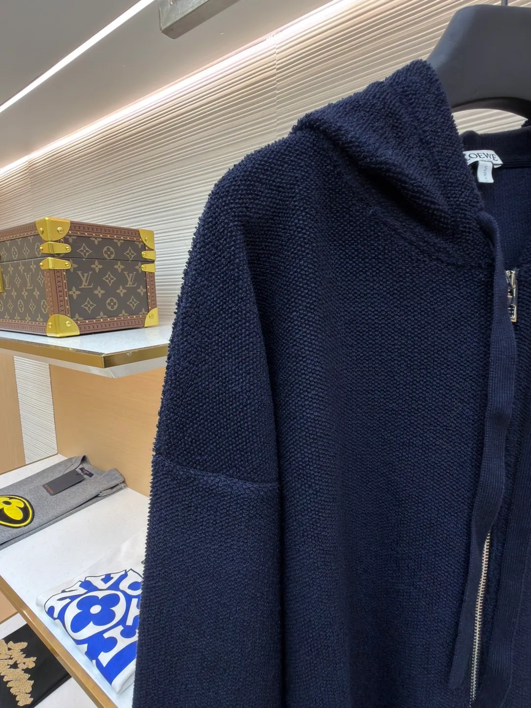 Loewe embroidered hooded zipper cardigan ●Original version: Purchased and developed by 10204 ●Item number: 1682195-B70 ●Material: wool blended fabric ●Technology: embroidery production ●Color: navy ●Version: Loose fit ●Weight: about 950 grams ●Size: S-M-L-XL ●Description: Selected high-quality wool as the main body, with unique terry cloth stitching technology, is a highlight of this sweatshirt. This stitching method not only gives the sweatshirt a unique texture and texture, but also demonstrates our stringent quality requirements in every detail. Every seam is tight and even, like a carefully carved work of art, which not only enhances the durability of the clothing, but also adds a unique fashion charm. Ribbed cuffs and hem are the perfect combination of classic and practical. They fit the body well, prevent cold wind from getting in, and provide excellent warmth. At the same time, the elastic properties of the ribs also ensure the comfort of wearing it and will not cause any restrictions on body movements. On the chest, the high-precision calculation system of the computer embroidery machine controls the coordinated operation of the machine head, needle bar, and thread spool. The fabric frame moves accurately in the horizontal and vertical directions to form a stitch track. The upper and lower thread tensions are adjusted to ensure that the stitches are smooth and free of floating threads, forming anagram embroidery with an error of ±0.1mm. The overall wiring is straight and delicate, the fabric is comfortable and soft, and the color is consistent without color difference. It can be matched with the same style to create a fashionable look and control various occasions. Customized accessories, complete with three standards, same style for men and women!