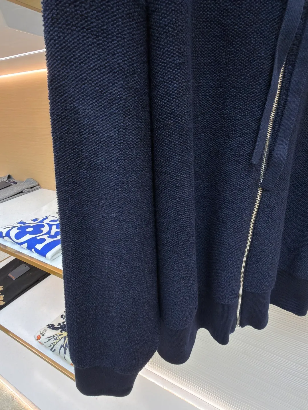 Loewe embroidered hooded zipper cardigan ●Original version: Purchased and developed by 10204 ●Item number: 1682195-B70 ●Material: wool blended fabric ●Technology: embroidery production ●Color: navy ●Version: Loose fit ●Weight: about 950 grams ●Size: S-M-L-XL ●Description: Selected high-quality wool as the main body, with unique terry cloth stitching technology, is a highlight of this sweatshirt. This stitching method not only gives the sweatshirt a unique texture and texture, but also demonstrates our stringent quality requirements in every detail. Every seam is tight and even, like a carefully carved work of art, which not only enhances the durability of the clothing, but also adds a unique fashion charm. Ribbed cuffs and hem are the perfect combination of classic and practical. They fit the body well, prevent cold wind from getting in, and provide excellent warmth. At the same time, the elastic properties of the ribs also ensure the comfort of wearing it and will not cause any restrictions on body movements. On the chest, the high-precision calculation system of the computer embroidery machine controls the coordinated operation of the machine head, needle bar, and thread spool. The fabric frame moves accurately in the horizontal and vertical directions to form a stitch track. The upper and lower thread tensions are adjusted to ensure that the stitches are smooth and free of floating threads, forming anagram embroidery with an error of ±0.1mm. The overall wiring is straight and delicate, the fabric is comfortable and soft, and the color is consistent without color difference. It can be matched with the same style to create a fashionable look and control various occasions. Customized accessories, complete with three standards, same style for men and women!