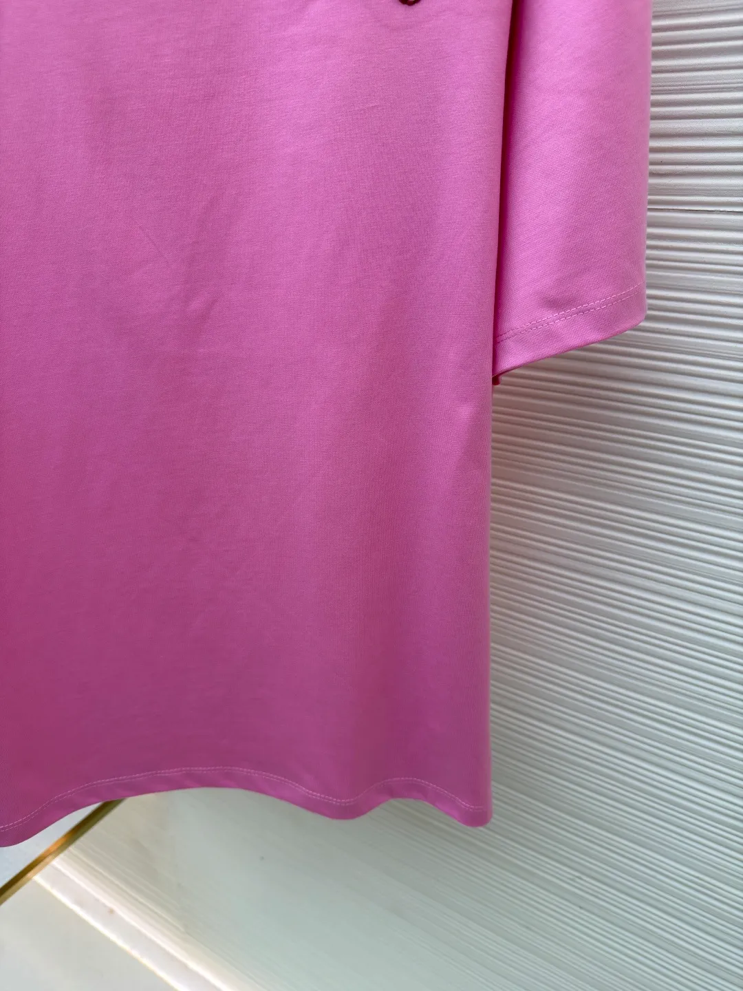 Loewe Cat Line Pattern Round Neck Short Sleeve ●Original version: Purchased and developed at 4330 ●Item number: 1681866-X85 ●Material: combed cotton fabric ●Technology: embroidery production ●Color: pink ●Version: fitted version ●Weight: about 285 grams ●Size: XS-S-M-L ●Description: Made of 15S fine cotton plain fabric, 230g; with 32S double yarn thread, 300g. Plain weave fabric made from combed cotton fibers has a more orderly arrangement and higher density than ordinary cotton, so it has better texture and luster. 15S fine cotton plain fabric is a high-quality cotton fabric with the characteristics of softness, comfort, good breathability, and good durability. Anagram Embroidery Lucky Cat: The rice grain line embroidery process uses special ultra-fine embroidery thread and high-density stitching to create a pattern outline as delicate and continuous as grains. Its core feature lies in the precise arrangement of ultra-fine stitches, which require 12-15 stitches per centimeter to form full lines, and the edges present a handmade micro-waving effect. The fabric achieves a stroke-like gradient of thickness and flow. The overall pattern is light, breathable and smooth to the touch. It looks like a line outline from a distance, but the texture of interwoven fibers can be seen up close. It is especially suitable for expressing delicate details such as logo outlines and geometric borders. Anagram embroidery: Using three-dimensional embroidery technology, the logo clearly restores the spacing curve. The mercerized embroidery thread with luster is selected, combined with complex embroidery needlework and fine detail processing to create a three-dimensional relief embroidery effect. Classic trademark letter design, fine embroidery and dense stitching, clear font and strong sense of lines and three-dimensionality. The overall wiring is straight and delicate, the fabric is comfortable and soft, and the color is consistent without color difference. It can be matched with the same style to create a fashionable look and control various occasions. Customized accessories, complete with three standards, same style for men and women!