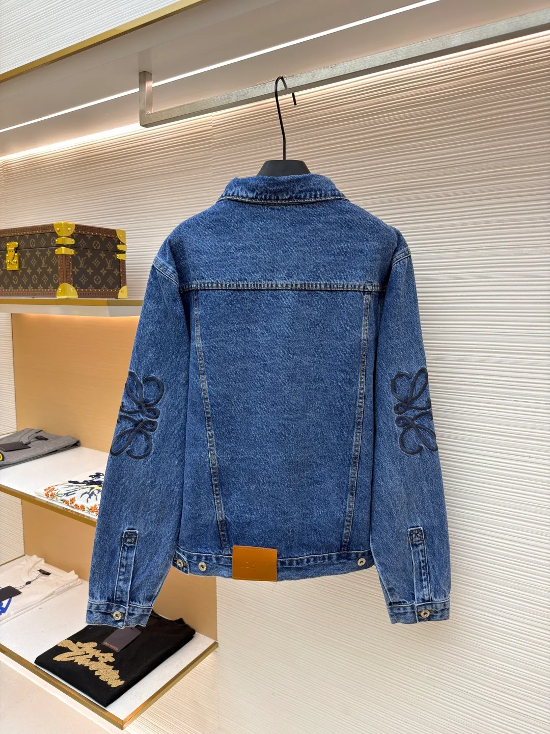 Loewe Anagram denim denim jacket ●Authentic product: Purchased and developed by 6826 ●Item number: 1681763-B10 ●Material: denim denim fabric ●Technology: laser cutting ●Version: fitted version ●Weight: about 885 grams ●Size: 46-48-50-52 ●Description: Customized dense-core condensed yarn material, comfortable and close to the skin, full of texture, Elbows decorated with Anagram hollow design The chest button flap welt pockets are sublimated. The classic LOEWE leather label logo is embellished on the back. The visual recognition is full. A statement of personality and taste. The collision of classics and innovation. The versatile charm of denim jackets. Denim elements. It is also synonymous with casual and uninhibited. It is laser cut. The elbows are manually disassembled and laid flat for laser positioning and cutting of the Anagram pattern. Then the internal patching is done by hand and finally manually sewn on. Expensive labor cost and high loss. Low daily output. Use imported special machine for infrared positioning "Loewe" The "leather label" position is more precise and firm. The overall wiring is straight and delicate, the fabric is comfortable and soft, and the color is consistent without color difference. It can be matched with the same style to create a fashionable look and control various occasions. Customized accessories, complete with three standards, same style for men and women!