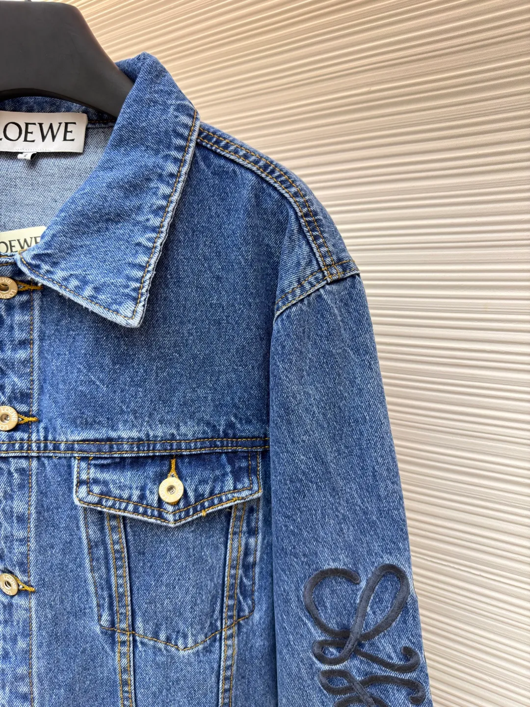 Loewe Anagram denim denim jacket ●Authentic product: Purchased and developed by 6826 ●Item number: 1681763-B10 ●Material: denim denim fabric ●Technology: laser cutting ●Version: fitted version ●Weight: about 885 grams ●Size: 46-48-50-52 ●Description: Customized dense-core condensed yarn material, comfortable and close to the skin, full of texture, Elbows decorated with Anagram hollow design The chest button flap welt pockets are sublimated. The classic LOEWE leather label logo is embellished on the back. The visual recognition is full. A statement of personality and taste. The collision of classics and innovation. The versatile charm of denim jackets. Denim elements. It is also synonymous with casual and uninhibited. It is laser cut. The elbows are manually disassembled and laid flat for laser positioning and cutting of the Anagram pattern. Then the internal patching is done by hand and finally manually sewn on. Expensive labor cost and high loss. Low daily output. Use imported special machine for infrared positioning "Loewe" The "leather label" position is more precise and firm. The overall wiring is straight and delicate, the fabric is comfortable and soft, and the color is consistent without color difference. It can be matched with the same style to create a fashionable look and control various occasions. Customized accessories, complete with three standards, same style for men and women!
