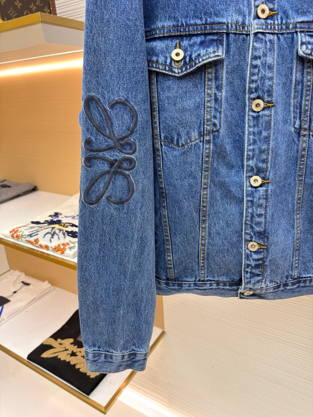 Loewe Anagram denim denim jacket ●Authentic product: Purchased and developed by 6826 ●Item number: 1681763-B10 ●Material: denim denim fabric ●Technology: laser cutting ●Version: fitted version ●Weight: about 885 grams ●Size: 46-48-50-52 ●Description: Customized dense-core condensed yarn material, comfortable and close to the skin, full of texture, Elbows decorated with Anagram hollow design The chest button flap welt pockets are sublimated. The classic LOEWE leather label logo is embellished on the back. The visual recognition is full. A statement of personality and taste. The collision of classics and innovation. The versatile charm of denim jackets. Denim elements. It is also synonymous with casual and uninhibited. It is laser cut. The elbows are manually disassembled and laid flat for laser positioning and cutting of the Anagram pattern. Then the internal patching is done by hand and finally manually sewn on. Expensive labor cost and high loss. Low daily output. Use imported special machine for infrared positioning "Loewe" The "leather label" position is more precise and firm. The overall wiring is straight and delicate, the fabric is comfortable and soft, and the color is consistent without color difference. It can be matched with the same style to create a fashionable look and control various occasions. Customized accessories, complete with three standards, same style for men and women!