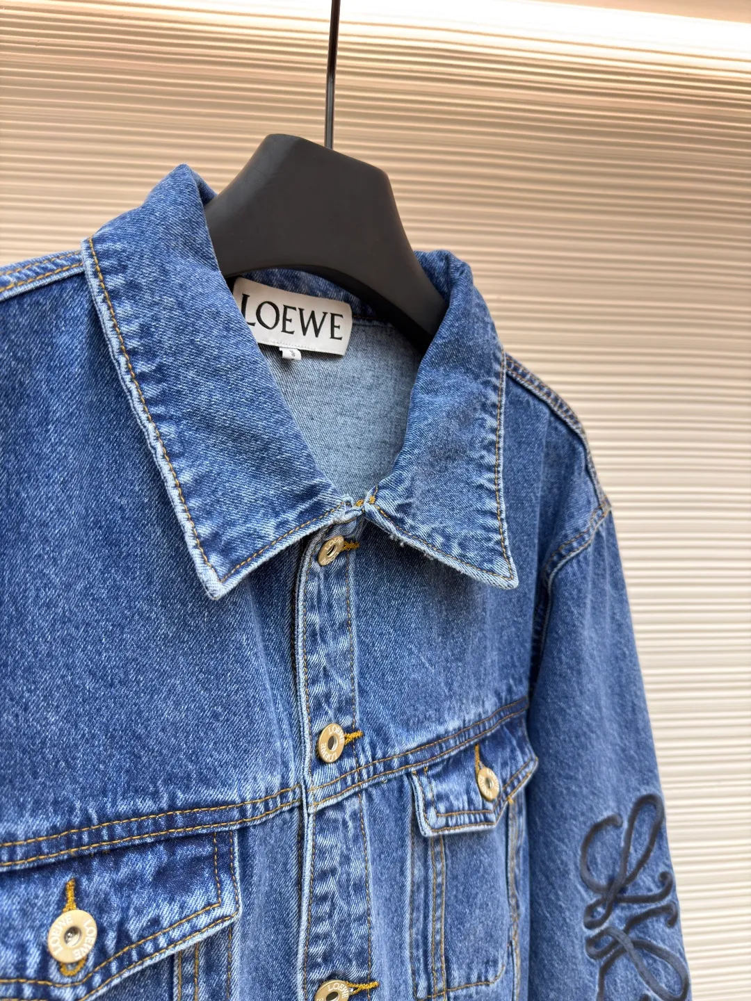 Loewe Anagram denim denim jacket ●Authentic product: Purchased and developed by 6826 ●Item number: 1681763-B10 ●Material: denim denim fabric ●Technology: laser cutting ●Version: fitted version ●Weight: about 885 grams ●Size: 46-48-50-52 ●Description: Customized dense-core condensed yarn material, comfortable and close to the skin, full of texture, Elbows decorated with Anagram hollow design The chest button flap welt pockets are sublimated. The classic LOEWE leather label logo is embellished on the back. The visual recognition is full. A statement of personality and taste. The collision of classics and innovation. The versatile charm of denim jackets. Denim elements. It is also synonymous with casual and uninhibited. It is laser cut. The elbows are manually disassembled and laid flat for laser positioning and cutting of the Anagram pattern. Then the internal patching is done by hand and finally manually sewn on. Expensive labor cost and high loss. Low daily output. Use imported special machine for infrared positioning "Loewe" The "leather label" position is more precise and firm. The overall wiring is straight and delicate, the fabric is comfortable and soft, and the color is consistent without color difference. It can be matched with the same style to create a fashionable look and control various occasions. Customized accessories, complete with three standards, same style for men and women!