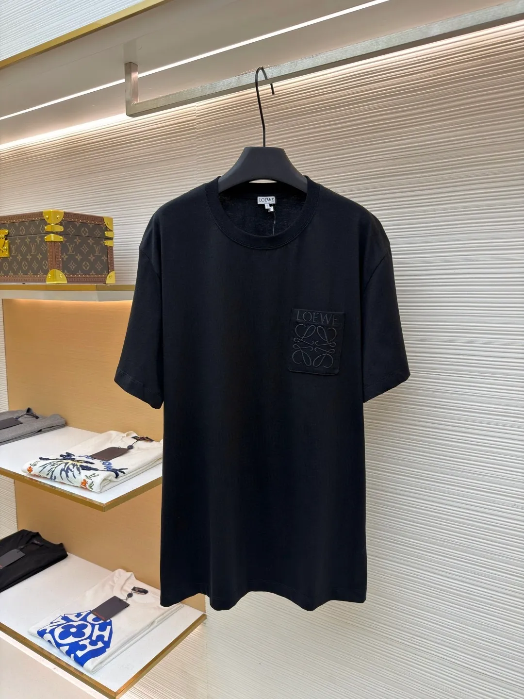 Loewe Anagram pocket embroidered short sleeves ●Original version: 4800 purchase and development ●Item number: 1682458-X90 ●Material: precision super soft brocade cotton fabric ●Technology: embroidery production ●Color: black ●Version: fitted version ●Weight: about 245 grams ●Size: S-M-L-XL ●Description: Customized satin precision super soft brocade cotton, delicate and soft, comfortable and close to the skin, decorated with LOEWE Anagram embroidered pockets on the chest The pocket design cleverly integrates the essence of the brand, shining like a work of art. The pocket style exudes unique charm, simple yet stylish. Adopt imported machine embroidery technology, use advanced computer control systems and precision mechanical components to achieve Anagram embroidery operations with high precision. The lines are smooth and delicate, and the fabrics have been washed. It has a better hand feel and texture, is not easy to deform, is not easy to shrink, is not easy to fade, and maintains long-term beauty. The overall wiring is straight and delicate, the fabric is comfortable and soft, and the color is consistent without color difference. It can be matched with the same style to create a fashionable look and control various occasions. Customized accessories, complete with three standards, same style for men and women!