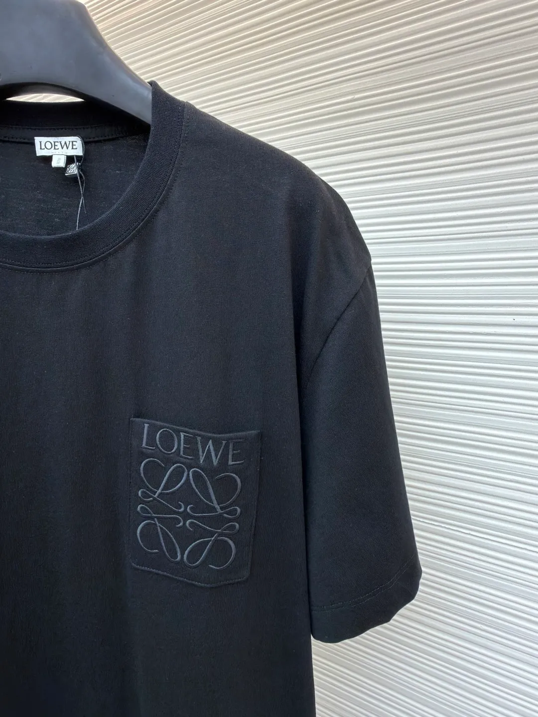 Loewe Anagram pocket embroidered short sleeves ●Original version: 4800 purchase and development ●Item number: 1682458-X90 ●Material: precision super soft brocade cotton fabric ●Technology: embroidery production ●Color: black ●Version: fitted version ●Weight: about 245 grams ●Size: S-M-L-XL ●Description: Customized satin precision super soft brocade cotton, delicate and soft, comfortable and close to the skin, decorated with LOEWE Anagram embroidered pockets on the chest The pocket design cleverly integrates the essence of the brand, shining like a work of art. The pocket style exudes unique charm, simple yet stylish. Adopt imported machine embroidery technology, use advanced computer control systems and precision mechanical components to achieve Anagram embroidery operations with high precision. The lines are smooth and delicate, and the fabrics have been washed. It has a better hand feel and texture, is not easy to deform, is not easy to shrink, is not easy to fade, and maintains long-term beauty. The overall wiring is straight and delicate, the fabric is comfortable and soft, and the color is consistent without color difference. It can be matched with the same style to create a fashionable look and control various occasions. Customized accessories, complete with three standards, same style for men and women!