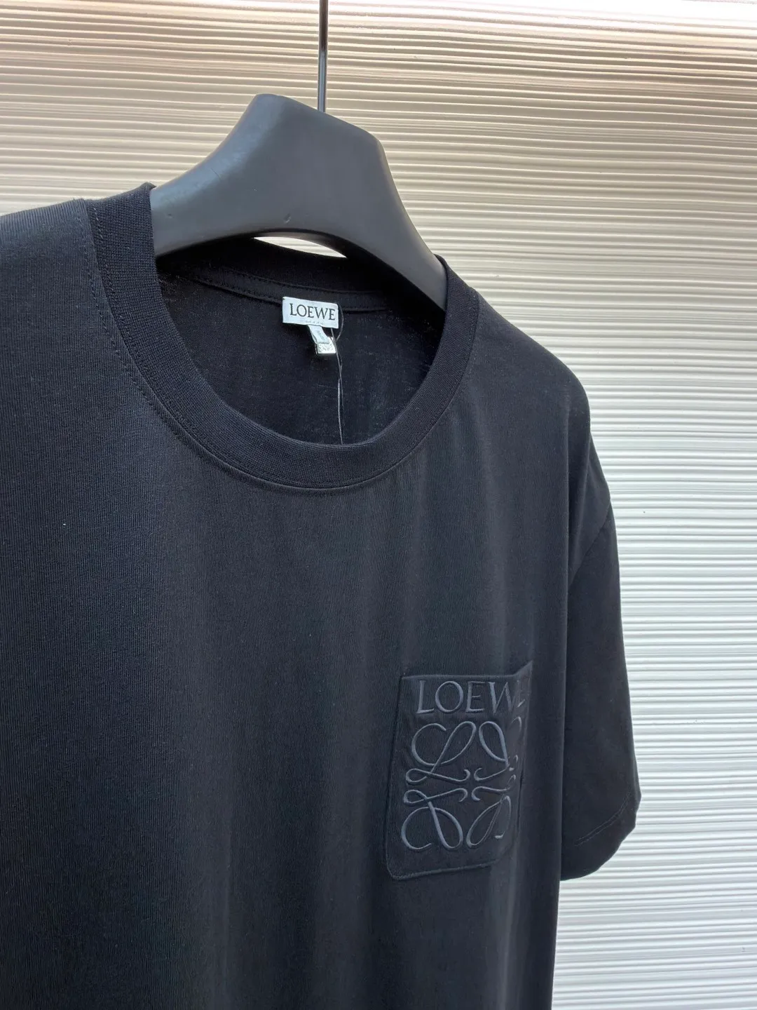 Loewe Anagram pocket embroidered short sleeves ●Original version: 4800 purchase and development ●Item number: 1682458-X90 ●Material: precision super soft brocade cotton fabric ●Technology: embroidery production ●Color: black ●Version: fitted version ●Weight: about 245 grams ●Size: S-M-L-XL ●Description: Customized satin precision super soft brocade cotton, delicate and soft, comfortable and close to the skin, decorated with LOEWE Anagram embroidered pockets on the chest The pocket design cleverly integrates the essence of the brand, shining like a work of art. The pocket style exudes unique charm, simple yet stylish. Adopt imported machine embroidery technology, use advanced computer control systems and precision mechanical components to achieve Anagram embroidery operations with high precision. The lines are smooth and delicate, and the fabrics have been washed. It has a better hand feel and texture, is not easy to deform, is not easy to shrink, is not easy to fade, and maintains long-term beauty. The overall wiring is straight and delicate, the fabric is comfortable and soft, and the color is consistent without color difference. It can be matched with the same style to create a fashionable look and control various occasions. Customized accessories, complete with three standards, same style for men and women!