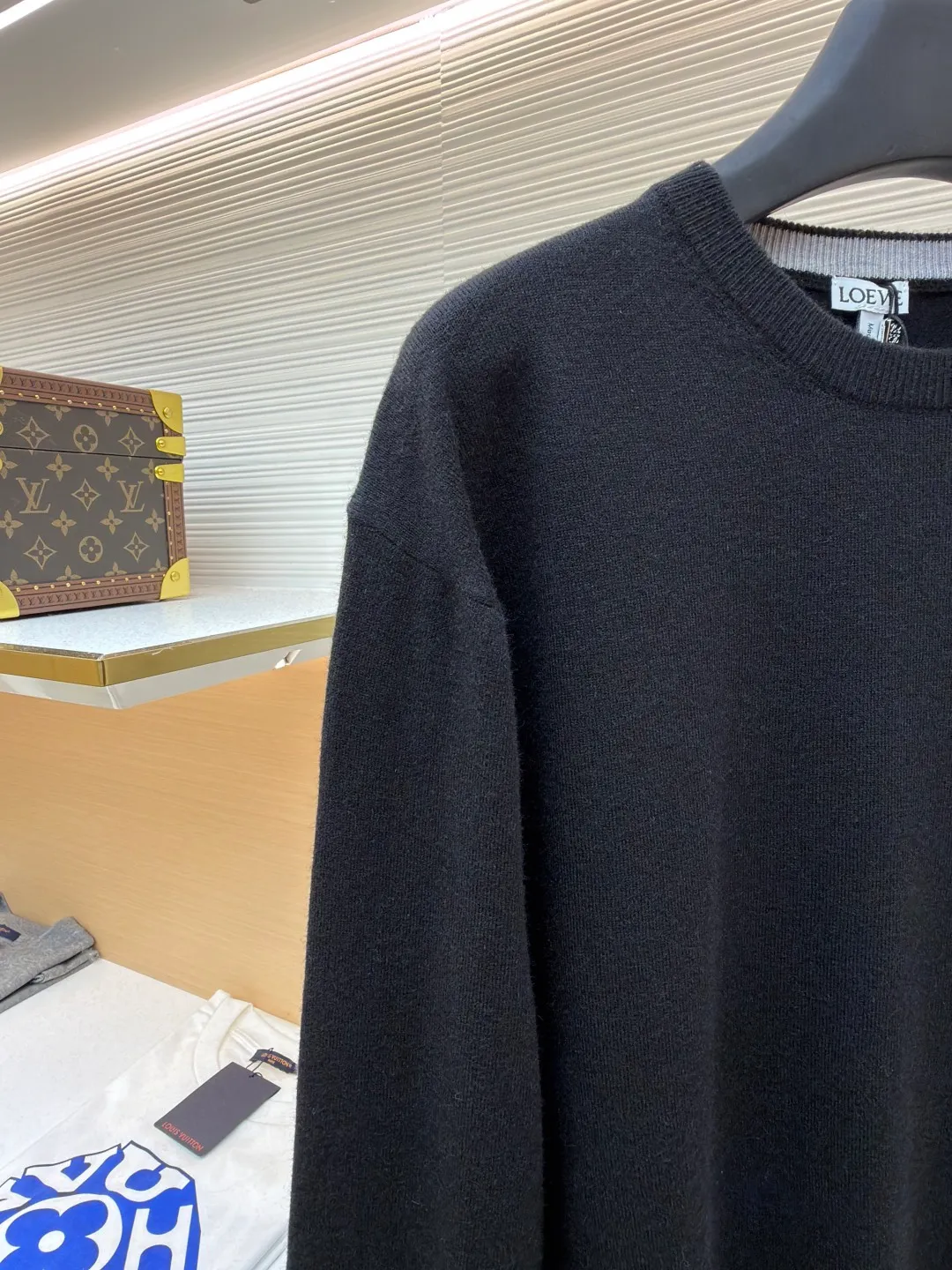 Loewe embroidered splicing wool sweater ●Original version: Purchased and developed for 9500 ●Item number: 1682270-A45 ●Fabric: wool blended fabric ●Technology: knitting ●Color: black ●Version: fitted version ●Weight: about 275 grams ●Size: S-M-L-XL ●Description: Made of 60% wool and 40% cotton yarn. The embroidery uses 3D three-dimensional embroidery and is embellished with the brand logo. The total number of stitches is approximately 2200. Garment washing removes wool impurities, fixes the pattern, fixes the color, and adds hand feel. Lightweight fine wool sweater with contrasting ribbed details at the inner collar and cuffs. *Regular fit, standard fit*Jersey stitching*Crew neck*Ribbed collar, cuffs and hem*Contrast Anagram embroidery on front. The overall wiring is straight and delicate, the fabric is comfortable and soft, and the color is consistent without color difference. It can be matched with the same style to create a fashionable look and control various occasions. Customized accessories, complete with three standards, same style for men and women!