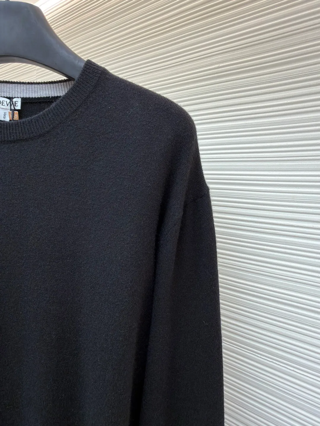 Loewe embroidered splicing wool sweater ●Original version: Purchased and developed for 9500 ●Item number: 1682270-A45 ●Fabric: wool blended fabric ●Technology: knitting ●Color: black ●Version: fitted version ●Weight: about 275 grams ●Size: S-M-L-XL ●Description: Made of 60% wool and 40% cotton yarn. The embroidery uses 3D three-dimensional embroidery and is embellished with the brand logo. The total number of stitches is approximately 2200. Garment washing removes wool impurities, fixes the pattern, fixes the color, and adds hand feel. Lightweight fine wool sweater with contrasting ribbed details at the inner collar and cuffs. *Regular fit, standard fit*Jersey stitching*Crew neck*Ribbed collar, cuffs and hem*Contrast Anagram embroidery on front. The overall wiring is straight and delicate, the fabric is comfortable and soft, and the color is consistent without color difference. It can be matched with the same style to create a fashionable look and control various occasions. Customized accessories, complete with three standards, same style for men and women!