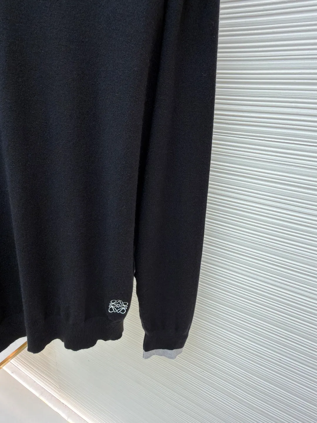 Loewe embroidered splicing wool sweater ●Original version: Purchased and developed for 9500 ●Item number: 1682270-A45 ●Fabric: wool blended fabric ●Technology: knitting ●Color: black ●Version: fitted version ●Weight: about 275 grams ●Size: S-M-L-XL ●Description: Made of 60% wool and 40% cotton yarn. The embroidery uses 3D three-dimensional embroidery and is embellished with the brand logo. The total number of stitches is approximately 2200. Garment washing removes wool impurities, fixes the pattern, fixes the color, and adds hand feel. Lightweight fine wool sweater with contrasting ribbed details at the inner collar and cuffs. *Regular fit, standard fit*Jersey stitching*Crew neck*Ribbed collar, cuffs and hem*Contrast Anagram embroidery on front. The overall wiring is straight and delicate, the fabric is comfortable and soft, and the color is consistent without color difference. It can be matched with the same style to create a fashionable look and control various occasions. Customized accessories, complete with three standards, same style for men and women!
