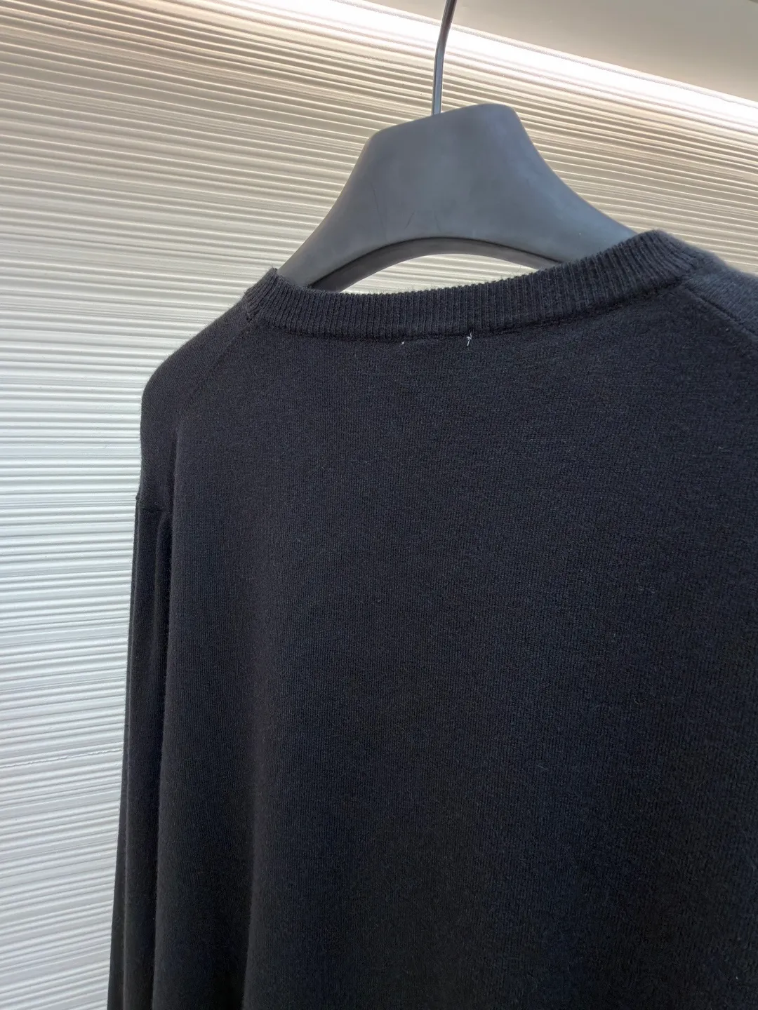 Loewe embroidered splicing wool sweater ●Original version: Purchased and developed for 9500 ●Item number: 1682270-A45 ●Fabric: wool blended fabric ●Technology: knitting ●Color: black ●Version: fitted version ●Weight: about 275 grams ●Size: S-M-L-XL ●Description: Made of 60% wool and 40% cotton yarn. The embroidery uses 3D three-dimensional embroidery and is embellished with the brand logo. The total number of stitches is approximately 2200. Garment washing removes wool impurities, fixes the pattern, fixes the color, and adds hand feel. Lightweight fine wool sweater with contrasting ribbed details at the inner collar and cuffs. *Regular fit, standard fit*Jersey stitching*Crew neck*Ribbed collar, cuffs and hem*Contrast Anagram embroidery on front. The overall wiring is straight and delicate, the fabric is comfortable and soft, and the color is consistent without color difference. It can be matched with the same style to create a fashionable look and control various occasions. Customized accessories, complete with three standards, same style for men and women!