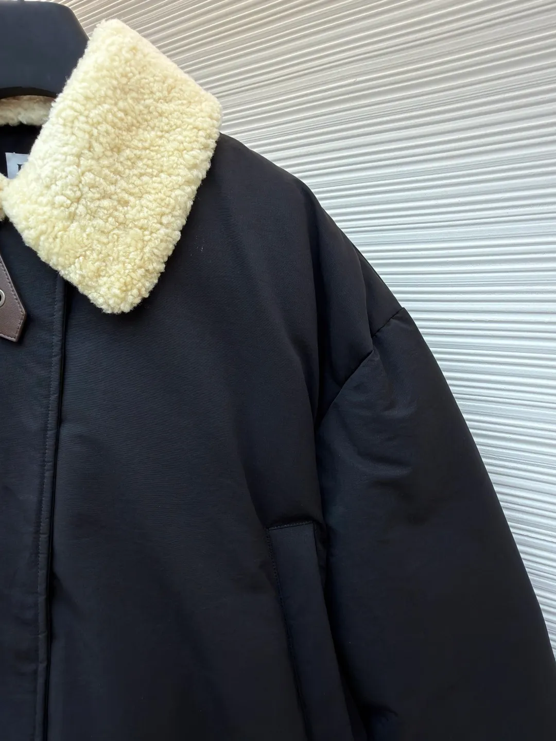 LOEWE lamb collar splicing tie-decorated down jacket ●Original version: Purchased and developed in 19822 ●Item number: 1680963-F25 ●Fabric: sheepskin lamb fabric ●Technology: embroidery production ●Version: fitted version ●Weight: about 1575 grams ●Size: S-M-L ●Description: Oxford fabric made of 60% cotton and 40% nylon blend. Cotton fiber has a natural skin-friendly feel and good moisture absorption and breathability. The addition of nylon improves wear resistance and skeleton strength, while the high-density braid layer enhances the velvet locking effect. The lambswool lapel design effectively wraps the neck and reduces heat loss. Its texture is soft, delicate to the touch, close to the skin and non-irritating, providing a comfortable experience. The furry texture can modify facial lines, making the face look smaller and more refined. It uses 90 white duck down with a weight of 220g to ensure excellent thermal insulation performance. After strict screening and processing, the velvet is not easy to get drilled, ensuring durability. The inner and outer denim fabrics are misaligned by 1.5 cm, blocking the migration path of velvet. The anti-velvet silk thread is used through the imported No. 7 needle to achieve a chain stitch of 14 stitches/inch, resulting in tight and straight stitch spacing and a sewing effect without skipping stitches. The inner bag surface is formed into high-precision Anagram embroidery with about 6,000 stitches through the advanced computer control system and precision mechanical components of the imported embroidery machine. The overall wiring is straight and delicate, the fabric is comfortable and soft, and the color is consistent without color difference. It can be matched with the same style to create a fashionable look and control various occasions. Customized accessories, complete with three standards, same style for men and women!