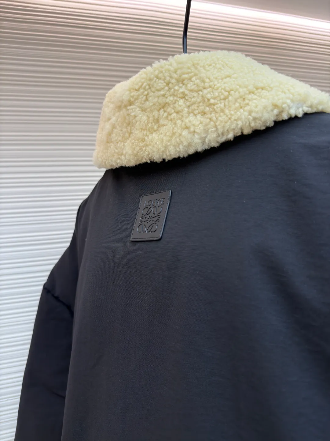 LOEWE lamb collar splicing tie-decorated down jacket ●Original version: Purchased and developed in 19822 ●Item number: 1680963-F25 ●Fabric: sheepskin lamb fabric ●Technology: embroidery production ●Version: fitted version ●Weight: about 1575 grams ●Size: S-M-L ●Description: Oxford fabric made of 60% cotton and 40% nylon blend. Cotton fiber has a natural skin-friendly feel and good moisture absorption and breathability. The addition of nylon improves wear resistance and skeleton strength, while the high-density braid layer enhances the velvet locking effect. The lambswool lapel design effectively wraps the neck and reduces heat loss. Its texture is soft, delicate to the touch, close to the skin and non-irritating, providing a comfortable experience. The furry texture can modify facial lines, making the face look smaller and more refined. It uses 90 white duck down with a weight of 220g to ensure excellent thermal insulation performance. After strict screening and processing, the velvet is not easy to get drilled, ensuring durability. The inner and outer denim fabrics are misaligned by 1.5 cm, blocking the migration path of velvet. The anti-velvet silk thread is used through the imported No. 7 needle to achieve a chain stitch of 14 stitches/inch, resulting in tight and straight stitch spacing and a sewing effect without skipping stitches. The inner bag surface is formed into high-precision Anagram embroidery with about 6,000 stitches through the advanced computer control system and precision mechanical components of the imported embroidery machine. The overall wiring is straight and delicate, the fabric is comfortable and soft, and the color is consistent without color difference. It can be matched with the same style to create a fashionable look and control various occasions. Customized accessories, complete with three standards, same style for men and women!