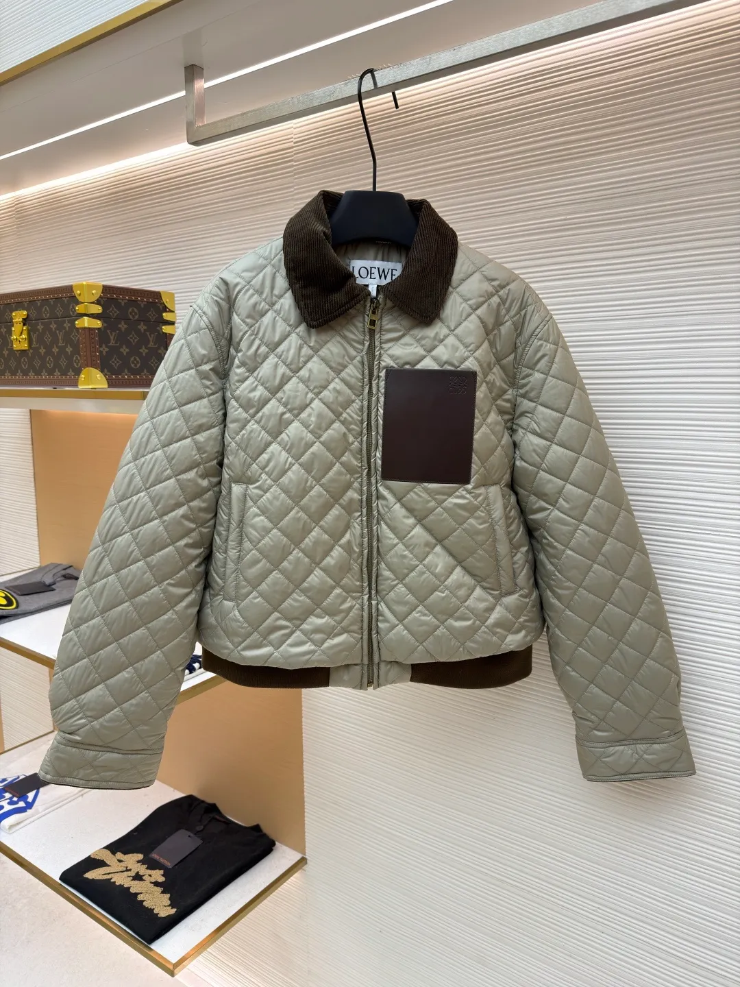 Loewe diamond patch sheepskin down jacket ●Original version: purchased and developed by 16516 ●Item number: 1681945-C65 ●Fabric: high-density nylon fabric ●Technology: patch production ●Color: khaki ●Version: fitted version ●Weight: about 605 grams ●Size: 36-38-40 ●Description: Made of high-density nylon as the main body and environmentally friendly dyeing process to ensure color fastness (washability and light resistance). Lapel, cuffs and hem: dark brown corduroy (Corduroy), made of 11 thin strips of corduroy. The fabric thickness is 350g/m², the texture is soft and wear-resistant, and it contrasts with the diamond quilting of the main body. Dark brown genuine leather, thick sheepskin, fine and shiny leather, oiled edges (edge ​​sealing). The overall wiring is straight and delicate, the fabric is comfortable and soft, and the color is consistent without color difference. It can be matched with the same style to create a fashionable look and control various occasions. Customized accessories, complete with three standards, same style for men and women!