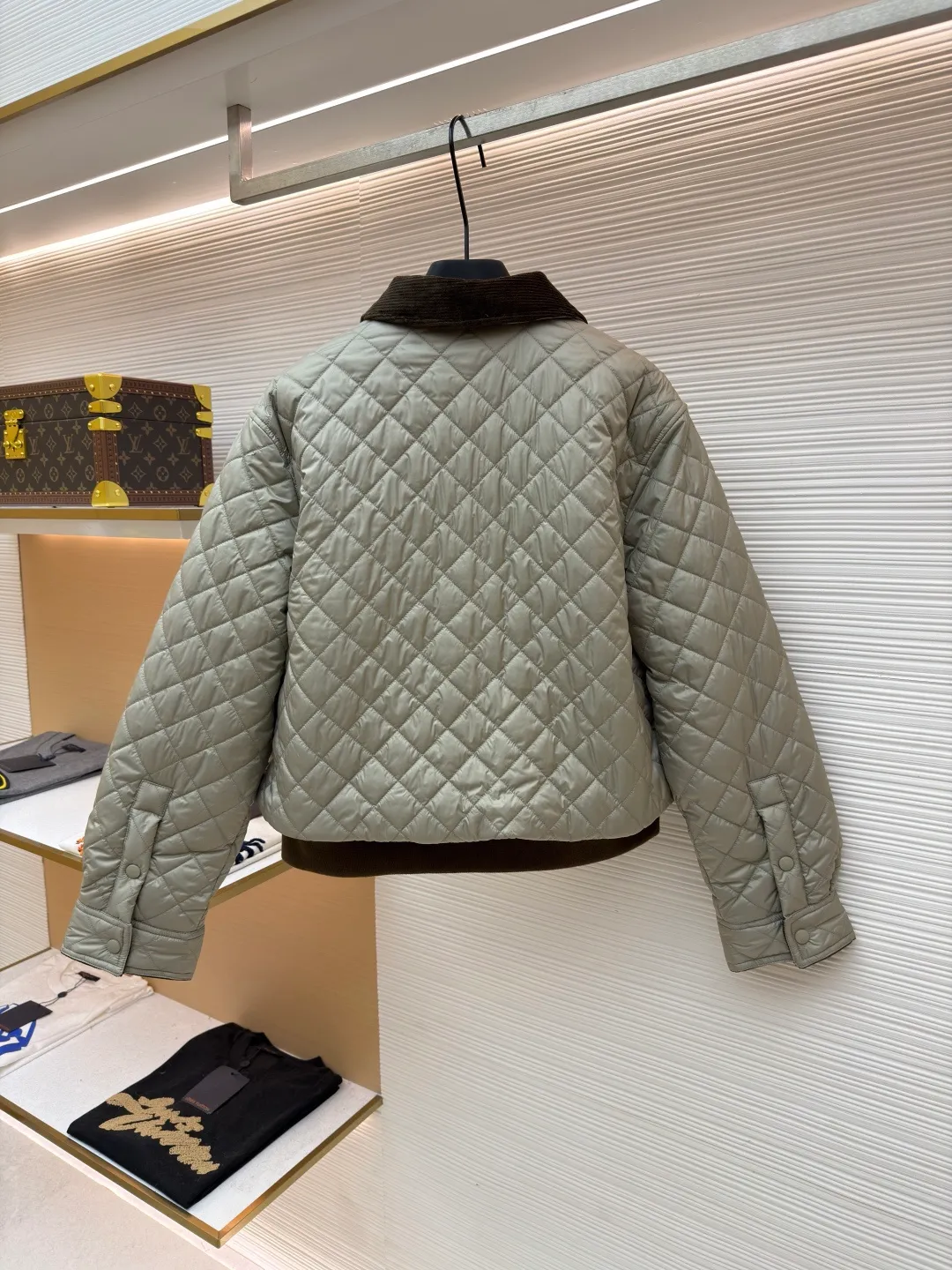 Loewe diamond patch sheepskin down jacket ●Original version: purchased and developed by 16516 ●Item number: 1681945-C65 ●Fabric: high-density nylon fabric ●Technology: patch production ●Color: khaki ●Version: fitted version ●Weight: about 605 grams ●Size: 36-38-40 ●Description: Made of high-density nylon as the main body and environmentally friendly dyeing process to ensure color fastness (washability and light resistance). Lapel, cuffs and hem: dark brown corduroy (Corduroy), made of 11 thin strips of corduroy. The fabric thickness is 350g/m², the texture is soft and wear-resistant, and it contrasts with the diamond quilting of the main body. Dark brown genuine leather, thick sheepskin, fine and shiny leather, oiled edges (edge ​​sealing). The overall wiring is straight and delicate, the fabric is comfortable and soft, and the color is consistent without color difference. It can be matched with the same style to create a fashionable look and control various occasions. Customized accessories, complete with three standards, same style for men and women!