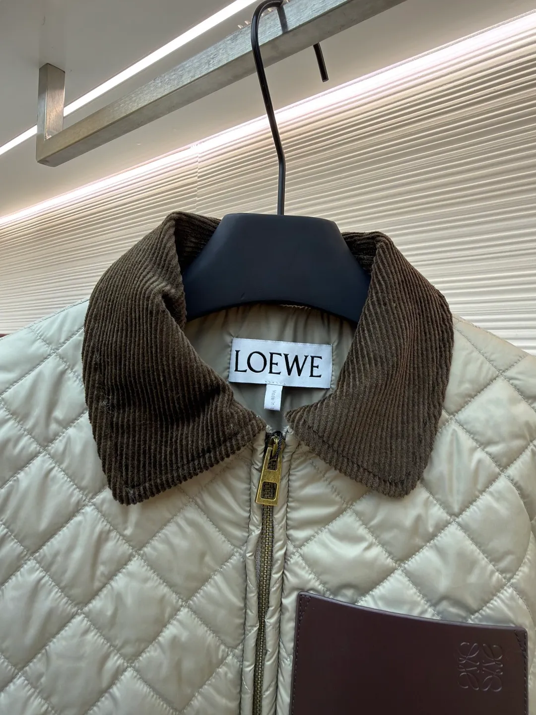 Loewe diamond patch sheepskin down jacket ●Original version: purchased and developed by 16516 ●Item number: 1681945-C65 ●Fabric: high-density nylon fabric ●Technology: patch production ●Color: khaki ●Version: fitted version ●Weight: about 605 grams ●Size: 36-38-40 ●Description: Made of high-density nylon as the main body and environmentally friendly dyeing process to ensure color fastness (washability and light resistance). Lapel, cuffs and hem: dark brown corduroy (Corduroy), made of 11 thin strips of corduroy. The fabric thickness is 350g/m², the texture is soft and wear-resistant, and it contrasts with the diamond quilting of the main body. Dark brown genuine leather, thick sheepskin, fine and shiny leather, oiled edges (edge ​​sealing). The overall wiring is straight and delicate, the fabric is comfortable and soft, and the color is consistent without color difference. It can be matched with the same style to create a fashionable look and control various occasions. Customized accessories, complete with three standards, same style for men and women!