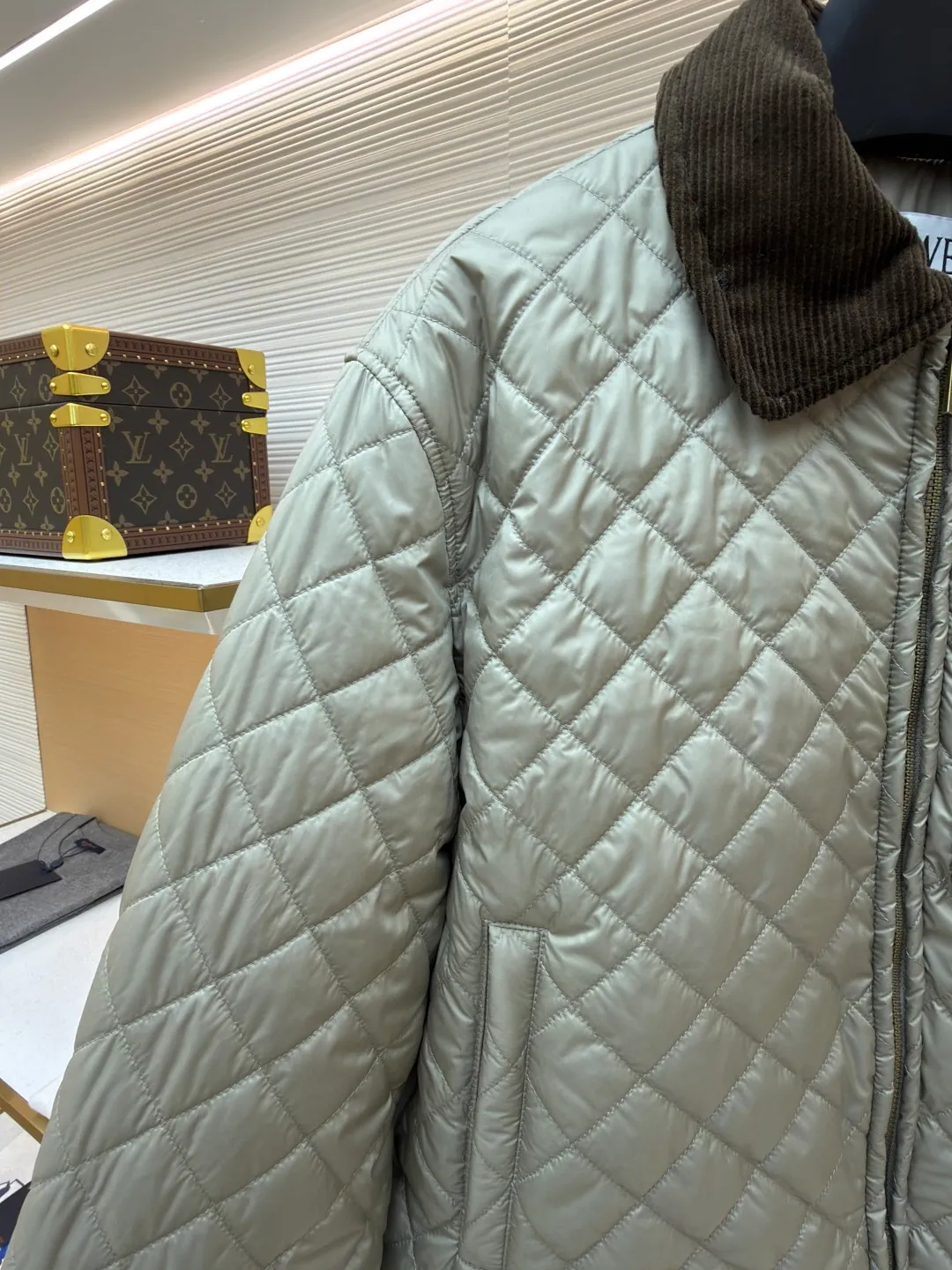 Loewe diamond patch sheepskin down jacket ●Original version: purchased and developed by 16516 ●Item number: 1681945-C65 ●Fabric: high-density nylon fabric ●Technology: patch production ●Color: khaki ●Version: fitted version ●Weight: about 605 grams ●Size: 36-38-40 ●Description: Made of high-density nylon as the main body and environmentally friendly dyeing process to ensure color fastness (washability and light resistance). Lapel, cuffs and hem: dark brown corduroy (Corduroy), made of 11 thin strips of corduroy. The fabric thickness is 350g/m², the texture is soft and wear-resistant, and it contrasts with the diamond quilting of the main body. Dark brown genuine leather, thick sheepskin, fine and shiny leather, oiled edges (edge ​​sealing). The overall wiring is straight and delicate, the fabric is comfortable and soft, and the color is consistent without color difference. It can be matched with the same style to create a fashionable look and control various occasions. Customized accessories, complete with three standards, same style for men and women!