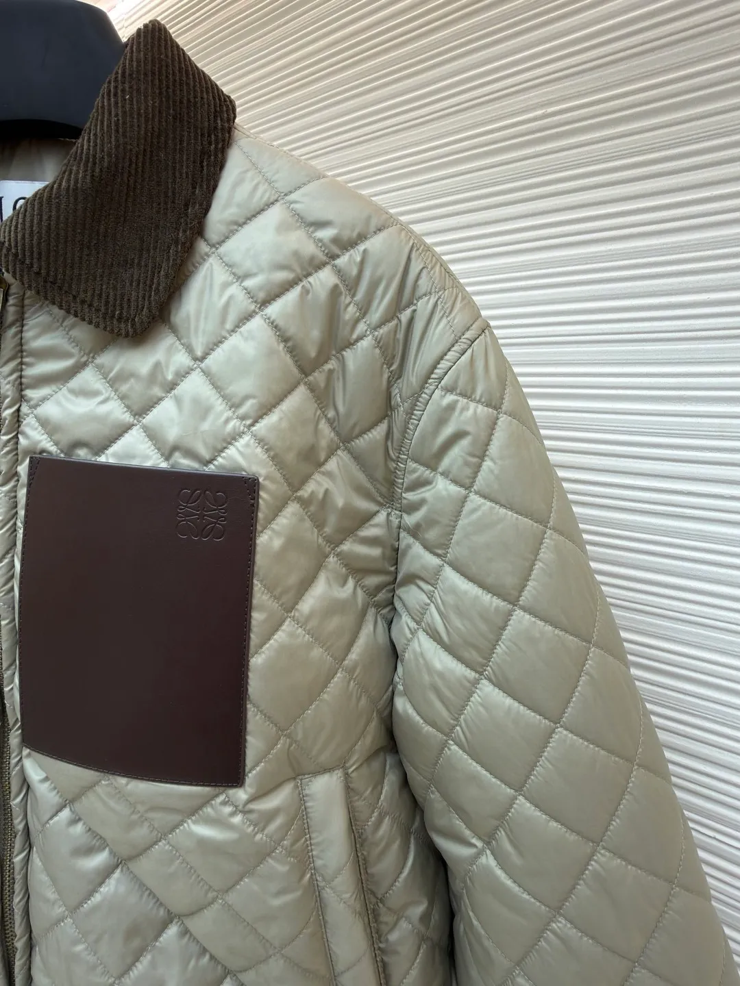 Loewe diamond patch sheepskin down jacket ●Original version: purchased and developed by 16516 ●Item number: 1681945-C65 ●Fabric: high-density nylon fabric ●Technology: patch production ●Color: khaki ●Version: fitted version ●Weight: about 605 grams ●Size: 36-38-40 ●Description: Made of high-density nylon as the main body and environmentally friendly dyeing process to ensure color fastness (washability and light resistance). Lapel, cuffs and hem: dark brown corduroy (Corduroy), made of 11 thin strips of corduroy. The fabric thickness is 350g/m², the texture is soft and wear-resistant, and it contrasts with the diamond quilting of the main body. Dark brown genuine leather, thick sheepskin, fine and shiny leather, oiled edges (edge ​​sealing). The overall wiring is straight and delicate, the fabric is comfortable and soft, and the color is consistent without color difference. It can be matched with the same style to create a fashionable look and control various occasions. Customized accessories, complete with three standards, same style for men and women!