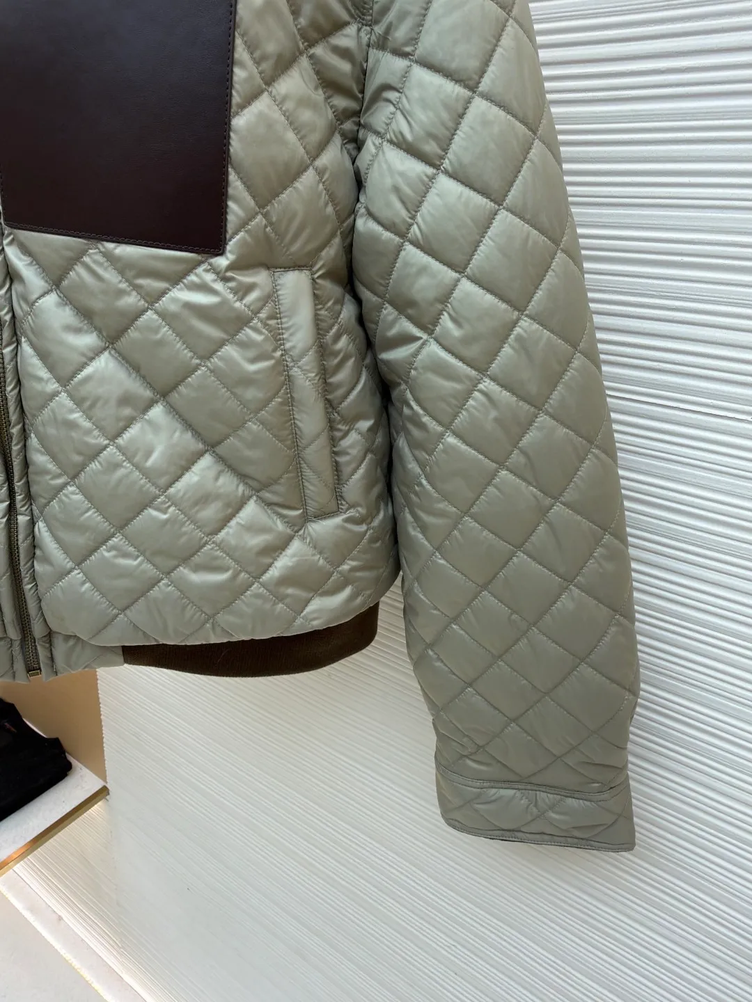 Loewe diamond patch sheepskin down jacket ●Original version: purchased and developed by 16516 ●Item number: 1681945-C65 ●Fabric: high-density nylon fabric ●Technology: patch production ●Color: khaki ●Version: fitted version ●Weight: about 605 grams ●Size: 36-38-40 ●Description: Made of high-density nylon as the main body and environmentally friendly dyeing process to ensure color fastness (washability and light resistance). Lapel, cuffs and hem: dark brown corduroy (Corduroy), made of 11 thin strips of corduroy. The fabric thickness is 350g/m², the texture is soft and wear-resistant, and it contrasts with the diamond quilting of the main body. Dark brown genuine leather, thick sheepskin, fine and shiny leather, oiled edges (edge ​​sealing). The overall wiring is straight and delicate, the fabric is comfortable and soft, and the color is consistent without color difference. It can be matched with the same style to create a fashionable look and control various occasions. Customized accessories, complete with three standards, same style for men and women!