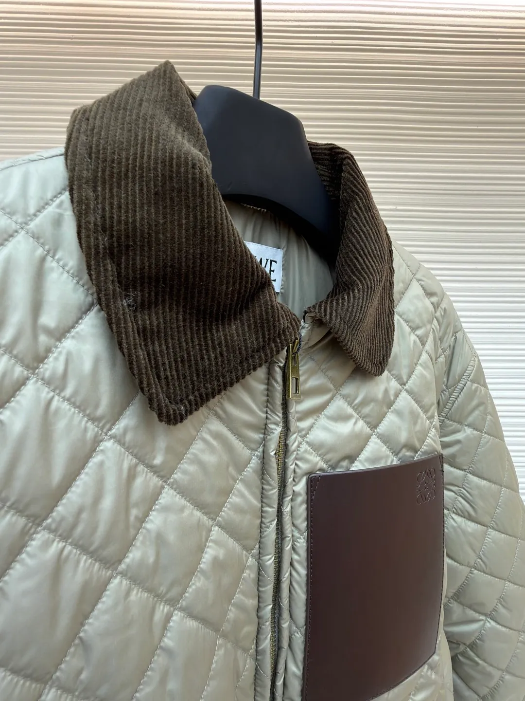 Loewe diamond patch sheepskin down jacket ●Original version: purchased and developed by 16516 ●Item number: 1681945-C65 ●Fabric: high-density nylon fabric ●Technology: patch production ●Color: khaki ●Version: fitted version ●Weight: about 605 grams ●Size: 36-38-40 ●Description: Made of high-density nylon as the main body and environmentally friendly dyeing process to ensure color fastness (washability and light resistance). Lapel, cuffs and hem: dark brown corduroy (Corduroy), made of 11 thin strips of corduroy. The fabric thickness is 350g/m², the texture is soft and wear-resistant, and it contrasts with the diamond quilting of the main body. Dark brown genuine leather, thick sheepskin, fine and shiny leather, oiled edges (edge ​​sealing). The overall wiring is straight and delicate, the fabric is comfortable and soft, and the color is consistent without color difference. It can be matched with the same style to create a fashionable look and control various occasions. Customized accessories, complete with three standards, same style for men and women!