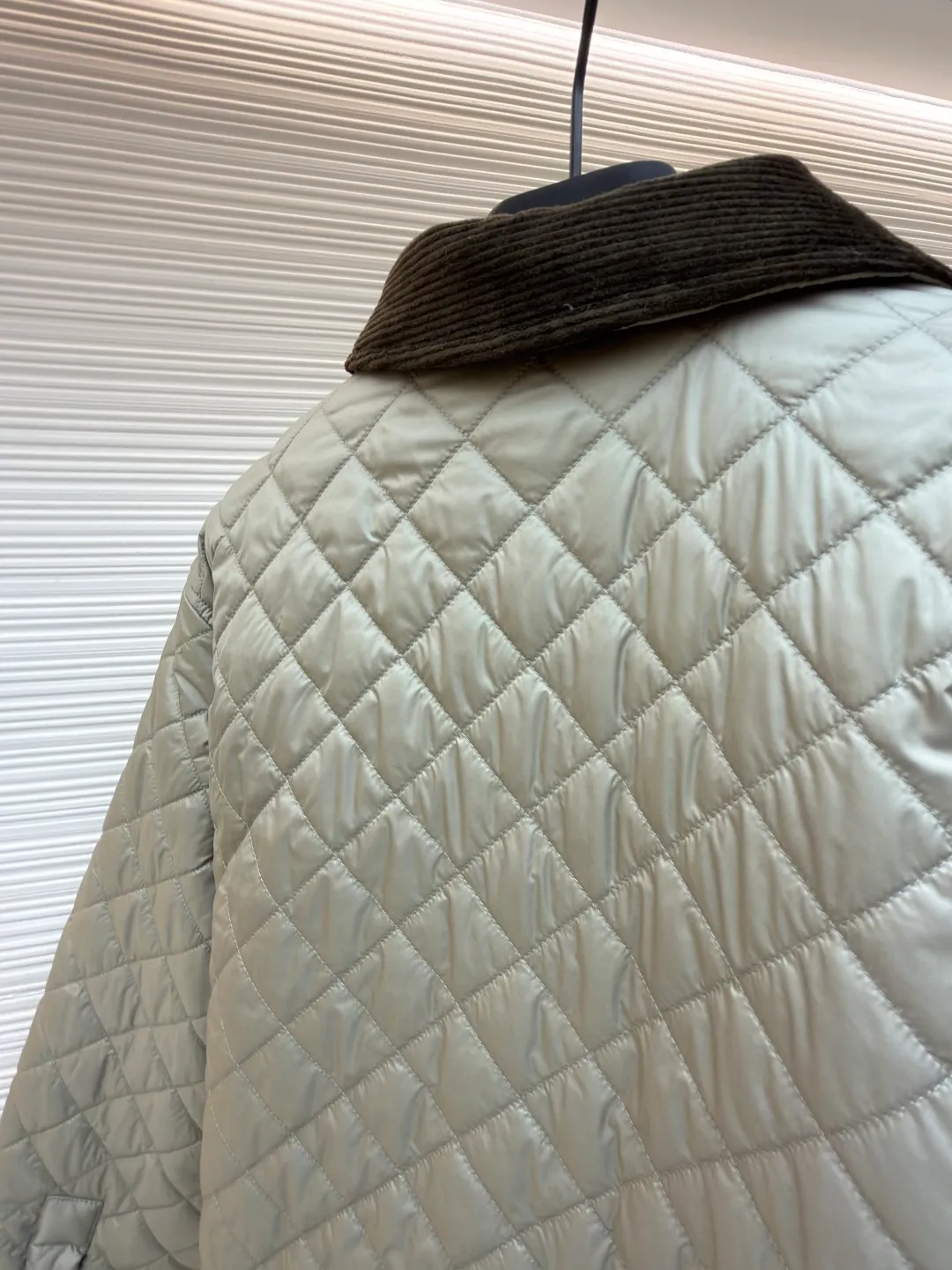 Loewe diamond patch sheepskin down jacket ●Original version: purchased and developed by 16516 ●Item number: 1681945-C65 ●Fabric: high-density nylon fabric ●Technology: patch production ●Color: khaki ●Version: fitted version ●Weight: about 605 grams ●Size: 36-38-40 ●Description: Made of high-density nylon as the main body and environmentally friendly dyeing process to ensure color fastness (washability and light resistance). Lapel, cuffs and hem: dark brown corduroy (Corduroy), made of 11 thin strips of corduroy. The fabric thickness is 350g/m², the texture is soft and wear-resistant, and it contrasts with the diamond quilting of the main body. Dark brown genuine leather, thick sheepskin, fine and shiny leather, oiled edges (edge ​​sealing). The overall wiring is straight and delicate, the fabric is comfortable and soft, and the color is consistent without color difference. It can be matched with the same style to create a fashionable look and control various occasions. Customized accessories, complete with three standards, same style for men and women!