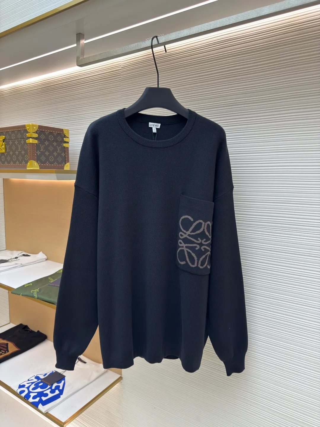 LOEWE pocket jacquard sweater ●Authentic product: Purchased and developed by 5421 ●Item number: 1680549-A85 ●Fabric: wool blended fabric ●Technology: Jacquard production ●Version: Loose fit ●Weight: about 695 grams ●Size: S-M-L-XL ●Description: Made of 49% viscose, 43% cotton and a small amount of nylon and spandex. Viscose and cotton are used to be skin-friendly, smooth and drapey, making it feel like a spring breeze when worn close to the body. With the support of a small amount of nylon, its wear resistance is greatly improved. The feeding of spandex provides an appropriate and beneficial elasticity margin, allowing free movement without a sense of restraint. Using a high needle count and fine gauge loom, every turn of the pattern is delicately carved to avoid jagged edges, forming a high-quality LOGO jacquard with clear and neat borders on the front and smooth and friction-free back. The overall wiring is straight and delicate, the fabric is comfortable and soft, and the color is consistent without color difference. It can be matched with the same style to create a fashionable look and control various occasions. Customized accessories, complete with three standards, same style for men and women!