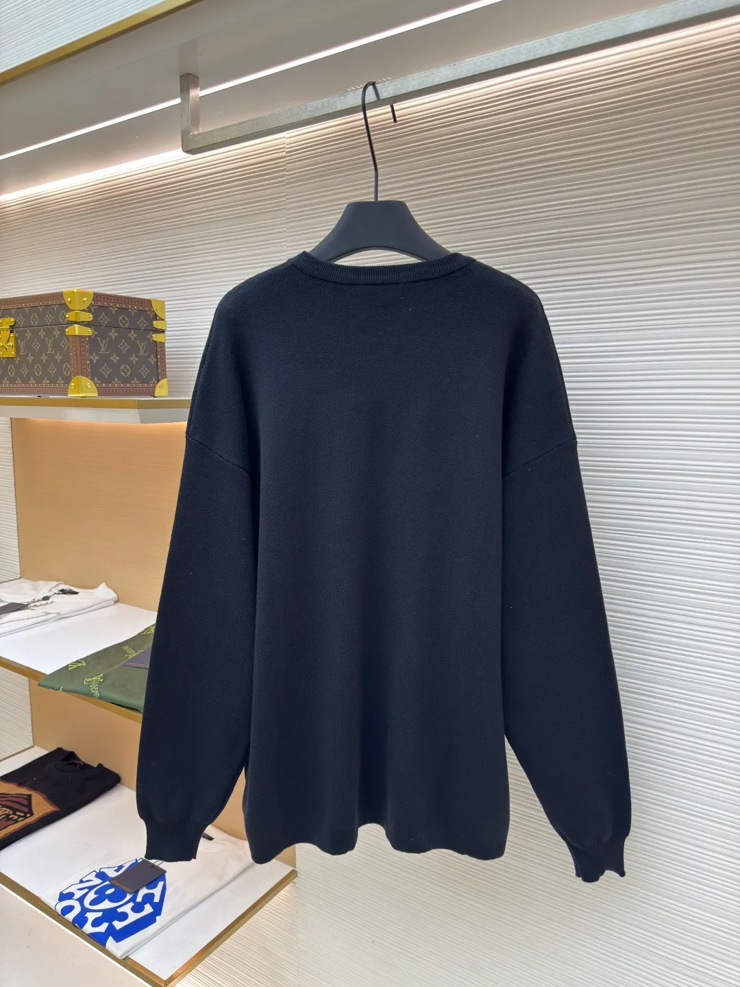 LOEWE pocket jacquard sweater ●Authentic product: Purchased and developed by 5421 ●Item number: 1680549-A85 ●Fabric: wool blended fabric ●Technology: Jacquard production ●Version: Loose fit ●Weight: about 695 grams ●Size: S-M-L-XL ●Description: Made of 49% viscose, 43% cotton and a small amount of nylon and spandex. Viscose and cotton are used to be skin-friendly, smooth and drapey, making it feel like a spring breeze when worn close to the body. With the support of a small amount of nylon, its wear resistance is greatly improved. The feeding of spandex provides an appropriate and beneficial elasticity margin, allowing free movement without a sense of restraint. Using a high needle count and fine gauge loom, every turn of the pattern is delicately carved to avoid jagged edges, forming a high-quality LOGO jacquard with clear and neat borders on the front and smooth and friction-free back. The overall wiring is straight and delicate, the fabric is comfortable and soft, and the color is consistent without color difference. It can be matched with the same style to create a fashionable look and control various occasions. Customized accessories, complete with three standards, same style for men and women!