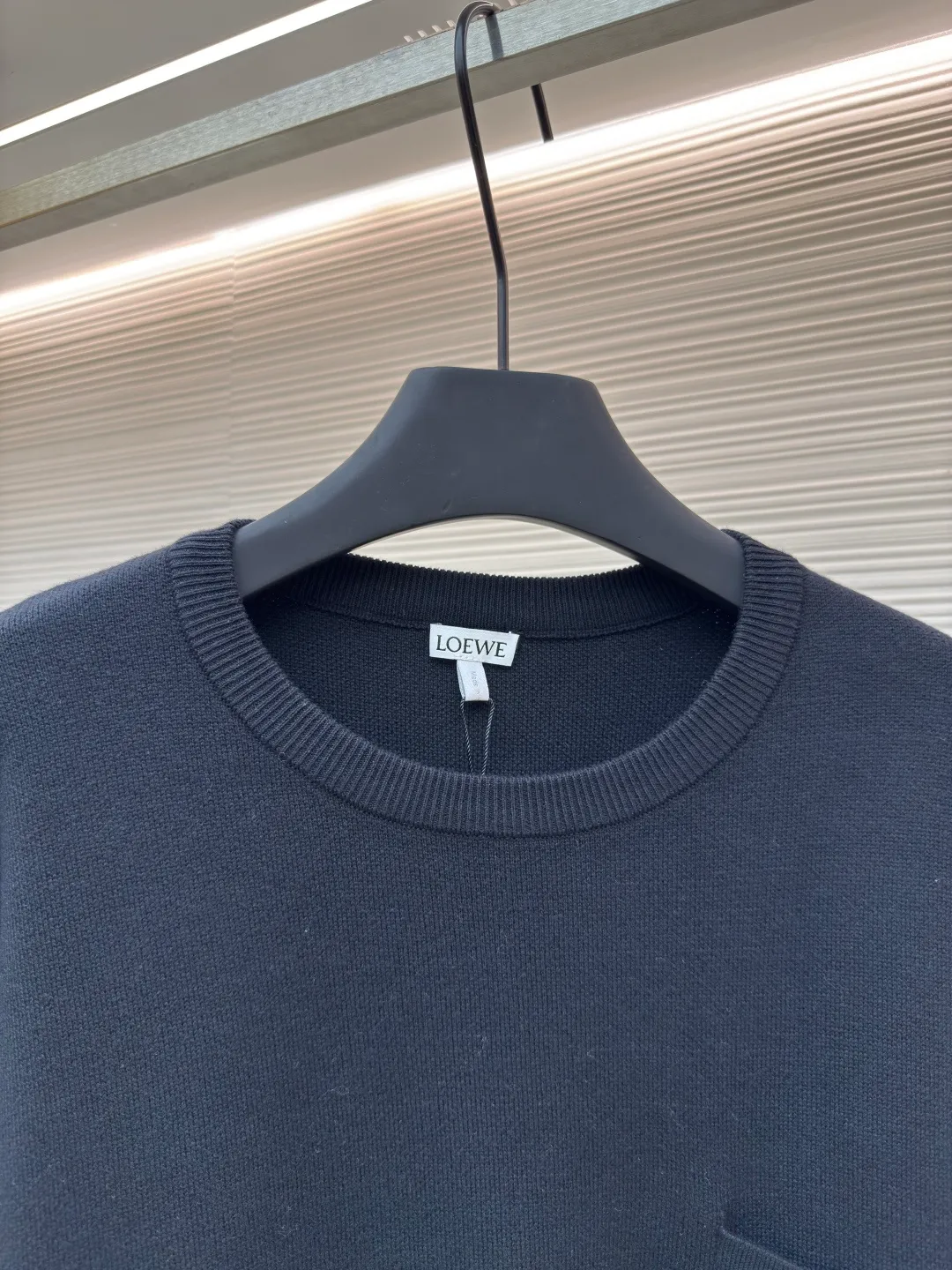 LOEWE pocket jacquard sweater ●Authentic product: Purchased and developed by 5421 ●Item number: 1680549-A85 ●Fabric: wool blended fabric ●Technology: Jacquard production ●Version: Loose fit ●Weight: about 695 grams ●Size: S-M-L-XL ●Description: Made of 49% viscose, 43% cotton and a small amount of nylon and spandex. Viscose and cotton are used to be skin-friendly, smooth and drapey, making it feel like a spring breeze when worn close to the body. With the support of a small amount of nylon, its wear resistance is greatly improved. The feeding of spandex provides an appropriate and beneficial elasticity margin, allowing free movement without a sense of restraint. Using a high needle count and fine gauge loom, every turn of the pattern is delicately carved to avoid jagged edges, forming a high-quality LOGO jacquard with clear and neat borders on the front and smooth and friction-free back. The overall wiring is straight and delicate, the fabric is comfortable and soft, and the color is consistent without color difference. It can be matched with the same style to create a fashionable look and control various occasions. Customized accessories, complete with three standards, same style for men and women!
