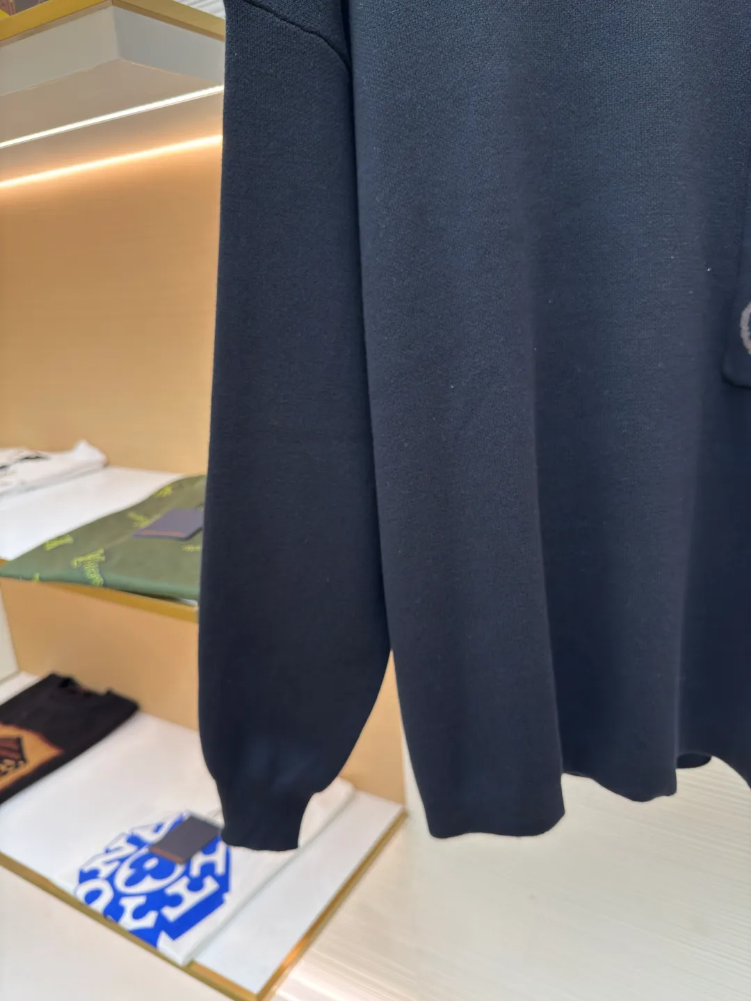 LOEWE pocket jacquard sweater ●Authentic product: Purchased and developed by 5421 ●Item number: 1680549-A85 ●Fabric: wool blended fabric ●Technology: Jacquard production ●Version: Loose fit ●Weight: about 695 grams ●Size: S-M-L-XL ●Description: Made of 49% viscose, 43% cotton and a small amount of nylon and spandex. Viscose and cotton are used to be skin-friendly, smooth and drapey, making it feel like a spring breeze when worn close to the body. With the support of a small amount of nylon, its wear resistance is greatly improved. The feeding of spandex provides an appropriate and beneficial elasticity margin, allowing free movement without a sense of restraint. Using a high needle count and fine gauge loom, every turn of the pattern is delicately carved to avoid jagged edges, forming a high-quality LOGO jacquard with clear and neat borders on the front and smooth and friction-free back. The overall wiring is straight and delicate, the fabric is comfortable and soft, and the color is consistent without color difference. It can be matched with the same style to create a fashionable look and control various occasions. Customized accessories, complete with three standards, same style for men and women!