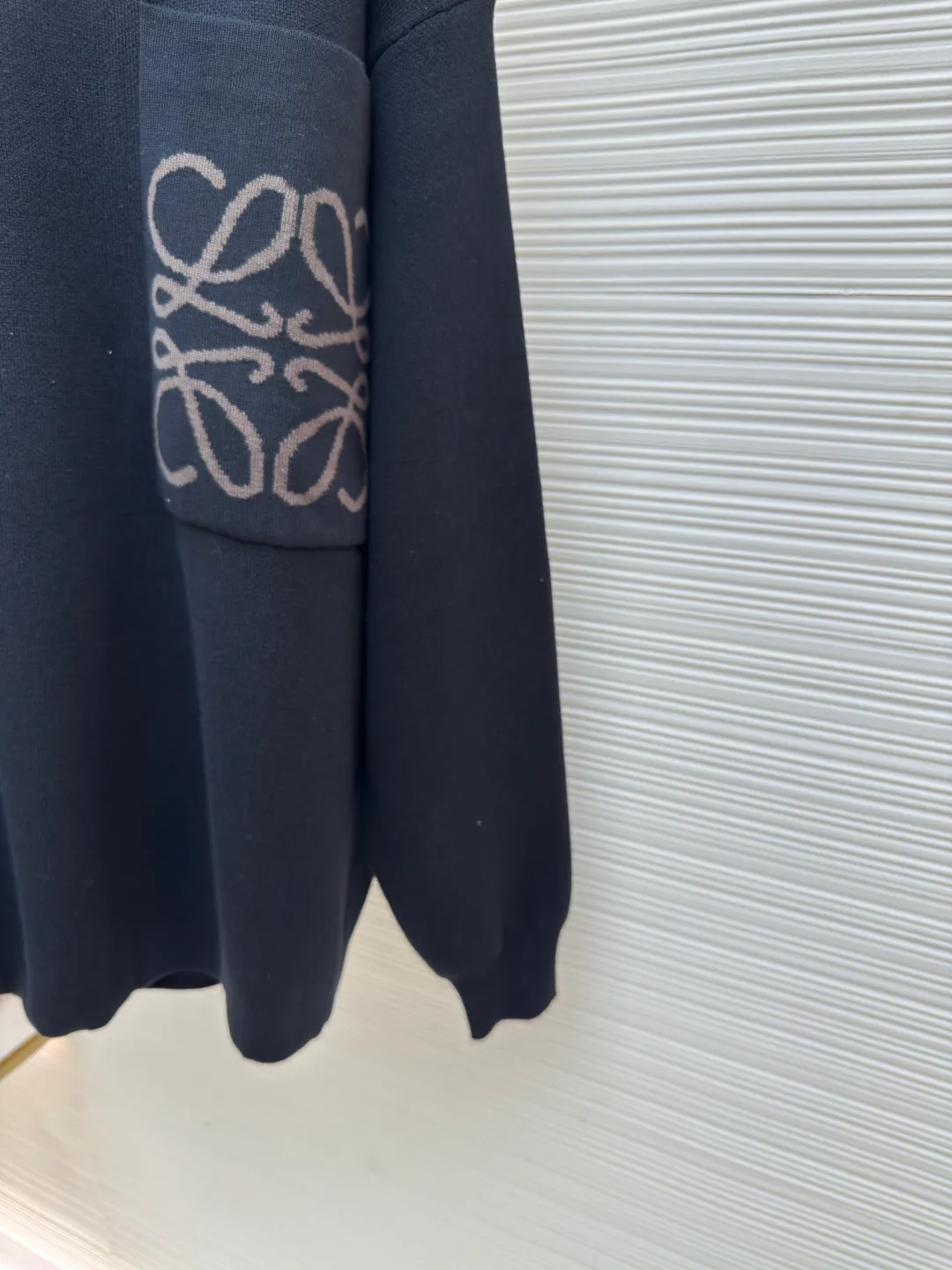 LOEWE pocket jacquard sweater ●Authentic product: Purchased and developed by 5421 ●Item number: 1680549-A85 ●Fabric: wool blended fabric ●Technology: Jacquard production ●Version: Loose fit ●Weight: about 695 grams ●Size: S-M-L-XL ●Description: Made of 49% viscose, 43% cotton and a small amount of nylon and spandex. Viscose and cotton are used to be skin-friendly, smooth and drapey, making it feel like a spring breeze when worn close to the body. With the support of a small amount of nylon, its wear resistance is greatly improved. The feeding of spandex provides an appropriate and beneficial elasticity margin, allowing free movement without a sense of restraint. Using a high needle count and fine gauge loom, every turn of the pattern is delicately carved to avoid jagged edges, forming a high-quality LOGO jacquard with clear and neat borders on the front and smooth and friction-free back. The overall wiring is straight and delicate, the fabric is comfortable and soft, and the color is consistent without color difference. It can be matched with the same style to create a fashionable look and control various occasions. Customized accessories, complete with three standards, same style for men and women!