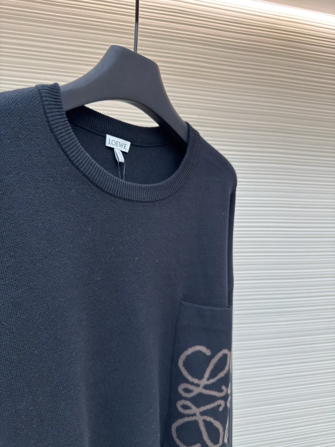 LOEWE pocket jacquard sweater ●Authentic product: Purchased and developed by 5421 ●Item number: 1680549-A85 ●Fabric: wool blended fabric ●Technology: Jacquard production ●Version: Loose fit ●Weight: about 695 grams ●Size: S-M-L-XL ●Description: Made of 49% viscose, 43% cotton and a small amount of nylon and spandex. Viscose and cotton are used to be skin-friendly, smooth and drapey, making it feel like a spring breeze when worn close to the body. With the support of a small amount of nylon, its wear resistance is greatly improved. The feeding of spandex provides an appropriate and beneficial elasticity margin, allowing free movement without a sense of restraint. Using a high needle count and fine gauge loom, every turn of the pattern is delicately carved to avoid jagged edges, forming a high-quality LOGO jacquard with clear and neat borders on the front and smooth and friction-free back. The overall wiring is straight and delicate, the fabric is comfortable and soft, and the color is consistent without color difference. It can be matched with the same style to create a fashionable look and control various occasions. Customized accessories, complete with three standards, same style for men and women!