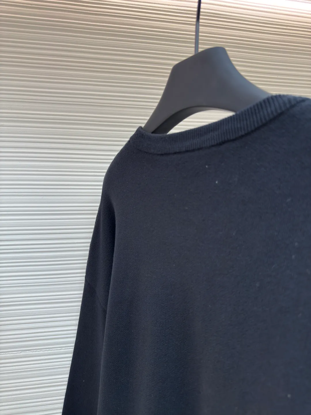 LOEWE pocket jacquard sweater ●Authentic product: Purchased and developed by 5421 ●Item number: 1680549-A85 ●Fabric: wool blended fabric ●Technology: Jacquard production ●Version: Loose fit ●Weight: about 695 grams ●Size: S-M-L-XL ●Description: Made of 49% viscose, 43% cotton and a small amount of nylon and spandex. Viscose and cotton are used to be skin-friendly, smooth and drapey, making it feel like a spring breeze when worn close to the body. With the support of a small amount of nylon, its wear resistance is greatly improved. The feeding of spandex provides an appropriate and beneficial elasticity margin, allowing free movement without a sense of restraint. Using a high needle count and fine gauge loom, every turn of the pattern is delicately carved to avoid jagged edges, forming a high-quality LOGO jacquard with clear and neat borders on the front and smooth and friction-free back. The overall wiring is straight and delicate, the fabric is comfortable and soft, and the color is consistent without color difference. It can be matched with the same style to create a fashionable look and control various occasions. Customized accessories, complete with three standards, same style for men and women!