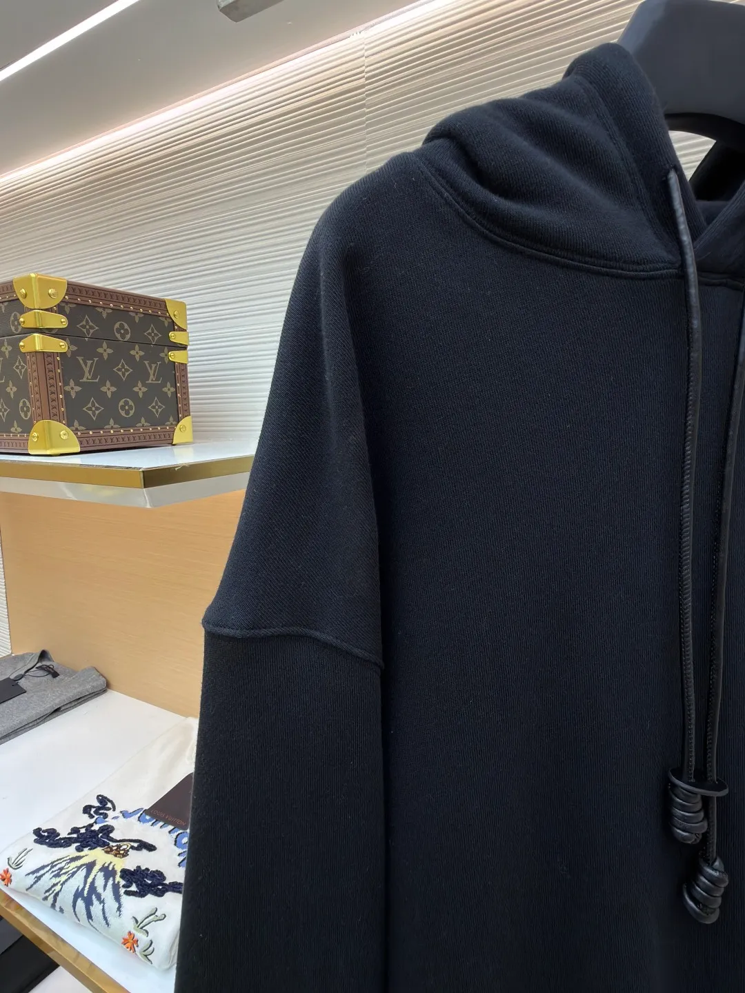 Loewe Anagram leather embroidered hooded sweatshirt ●Original version: Purchased and developed for 8800 ●Item number: 1682379-A70 ●Material: cotton fabric ●Technology: embroidery production ●Color: black ●Version: fitted version ●Weight: about 835 grams ●Size: S-M-L-XL ●Description: Customized medium-weight looped cotton wadding, soft and comfortable to the touch, wide and stylish, with pure black as the base color It outlines a simple but not simple outline. The iconic Loewe Anagram embroidery is embellished on the chest. It is paired with a Flamenco-style leather drawstring to inject a touch of unique style. It is low-key but highlights the taste. Simplify it and mix it casually to release your individual style. It adopts imported machine embroidery technology and uses advanced computer control systems and precision mechanical components to achieve Loewe Anagram embroidery operations with high precision and smooth and delicate lines. The fabrics have been washed to give them a better feel and texture. They are not easy to deform, shrink or fade, and maintain their long-lasting beauty. The overall wiring is straight and delicate, the fabric is comfortable and soft, and the color is consistent without color difference. It can be matched with the same style to create a fashionable look and control various occasions. Customized accessories, complete with three standards, same style for men and women!
