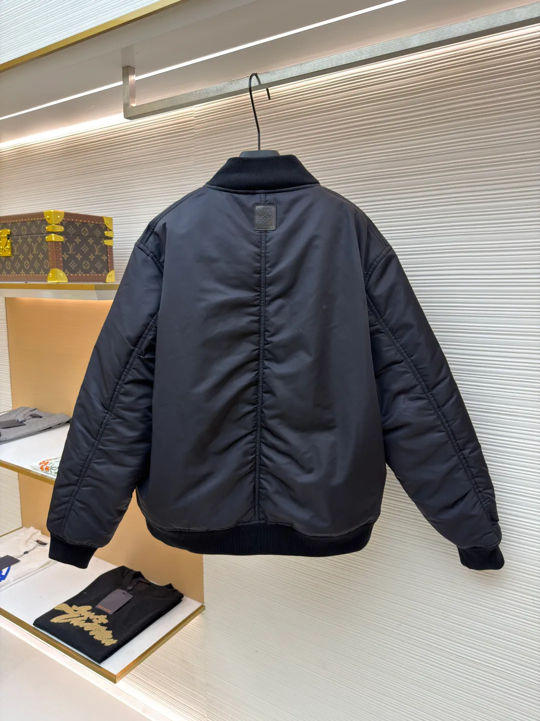 Loewe hook-button pilot cotton jacket ●Original version: Purchased and developed for 17900 ●Item number: 1681624-B90 ●Fabric: Panyao technology nylon fabric ●Technology: pure manual water disassembly process ●Color: black ●Version: fitted version ●Weight: about 1070 grams ●Size: 48-50-52-54 ●Description: Customized densely woven Panyao technology nylon and elegant cavalry slant green lining fabric Full of texture, thick and solid, every inch contains heavy warmth. The outer layer is mainly colored with unique satin black. The inner layer is deep dark green undercurrent, reconstructing the cold aesthetics of winter. The side hooks are hidden in the folds of the fabric. The front zipper turns into an invisible seam. Minimalist paranoia. The LOEWE leather logo on the back panel highlights the brand style. It reveals endless luxury and charm in a low-key manner, redefining the dignity of winter wear. A silent declaration of distinguished status, priority is given to the use of computer-aided (CAD) software. Precise paths are repositioned for punching. The hooks and buckles are sequentially stamped by machines according to the template. Every detail is crafted with ingenuity. The workmanship is complex and cumbersome. The daily output is low and the loss is high. The processing unit price is expensive, and the pure manual water disassembly process is completed. After the initial combination of the lining cloth and the cotton piece is completed, the craftsman will further adjust and disassemble it in the water. The lining fabric and the cotton piece can achieve a perfect combination. The combination of the lining fabric and the cotton piece is made more closely. It is beautiful and neat. The template machine opens the bag. The preset template guides the position, shape and size of the bag opening. The accuracy ensures the quality of the bag opening effect. The overall wiring is straight and delicate, the fabric is comfortable and soft, and the color is consistent without color difference. It can be matched with the same style to create a fashionable look and control various occasions. Customized accessories, complete with three standards, same style for men and women!