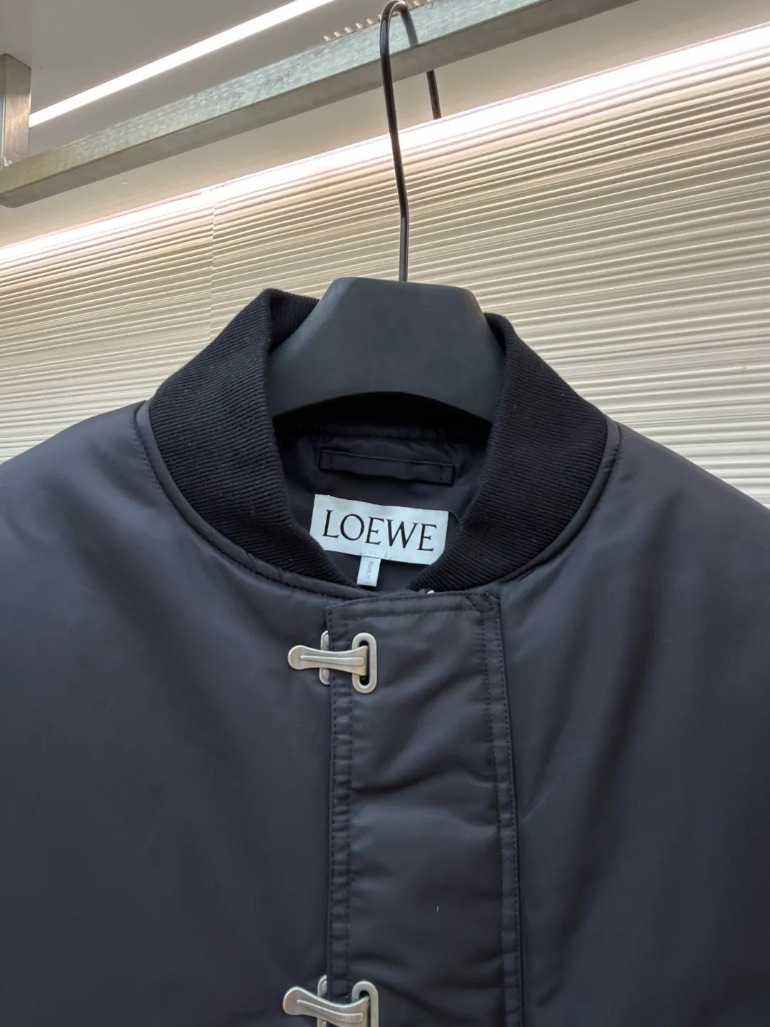 Loewe hook-button pilot cotton jacket ●Original version: Purchased and developed for 17900 ●Item number: 1681624-B90 ●Fabric: Panyao technology nylon fabric ●Technology: pure manual water disassembly process ●Color: black ●Version: fitted version ●Weight: about 1070 grams ●Size: 48-50-52-54 ●Description: Customized densely woven Panyao technology nylon and elegant cavalry slant green lining fabric Full of texture, thick and solid, every inch contains heavy warmth. The outer layer is mainly colored with unique satin black. The inner layer is deep dark green undercurrent, reconstructing the cold aesthetics of winter. The side hooks are hidden in the folds of the fabric. The front zipper turns into an invisible seam. Minimalist paranoia. The LOEWE leather logo on the back panel highlights the brand style. It reveals endless luxury and charm in a low-key manner, redefining the dignity of winter wear. A silent declaration of distinguished status, priority is given to the use of computer-aided (CAD) software. Precise paths are repositioned for punching. The hooks and buckles are sequentially stamped by machines according to the template. Every detail is crafted with ingenuity. The workmanship is complex and cumbersome. The daily output is low and the loss is high. The processing unit price is expensive, and the pure manual water disassembly process is completed. After the initial combination of the lining cloth and the cotton piece is completed, the craftsman will further adjust and disassemble it in the water. The lining fabric and the cotton piece can achieve a perfect combination. The combination of the lining fabric and the cotton piece is made more closely. It is beautiful and neat. The template machine opens the bag. The preset template guides the position, shape and size of the bag opening. The accuracy ensures the quality of the bag opening effect. The overall wiring is straight and delicate, the fabric is comfortable and soft, and the color is consistent without color difference. It can be matched with the same style to create a fashionable look and control various occasions. Customized accessories, complete with three standards, same style for men and women!