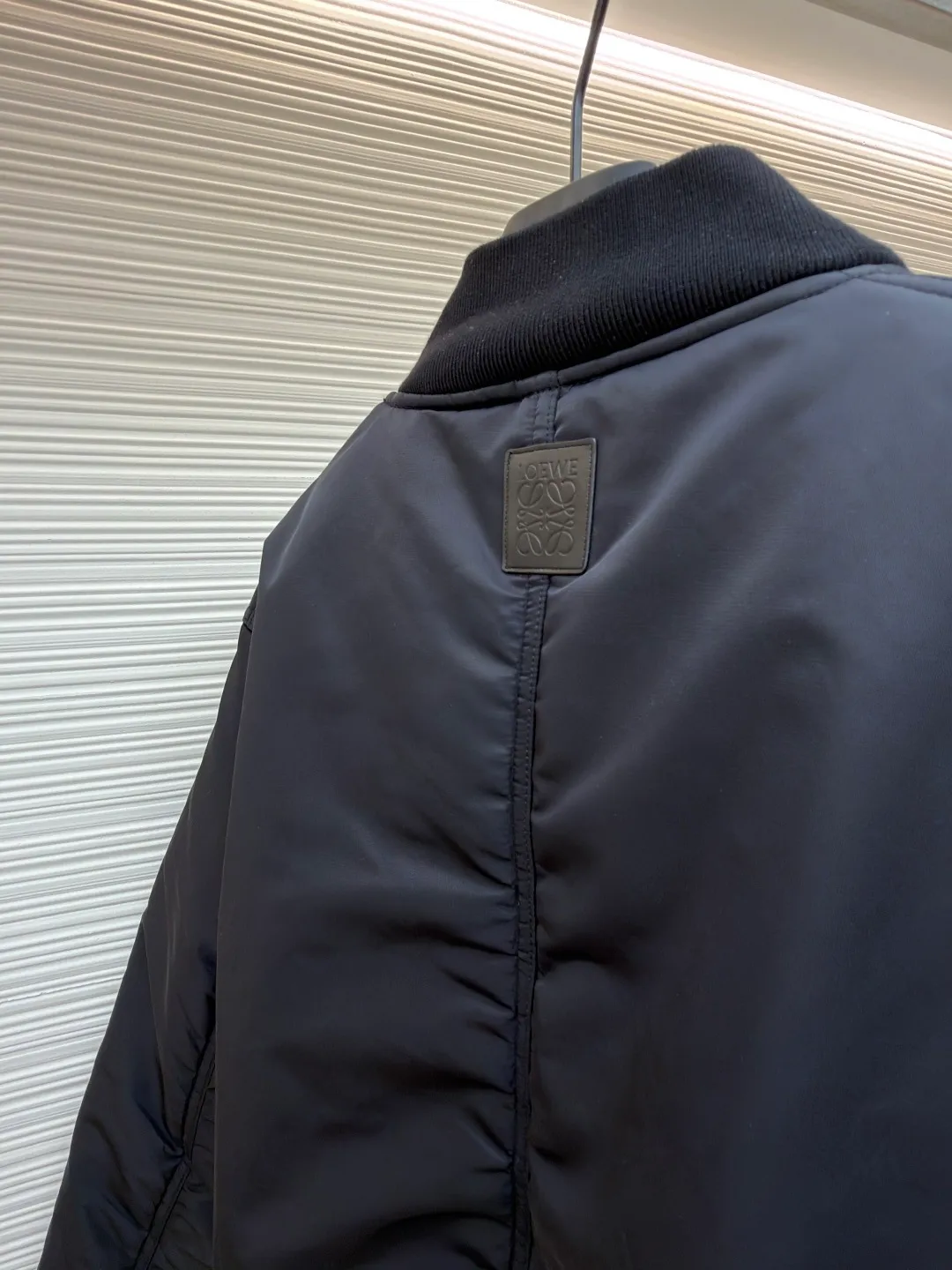 Loewe hook-button pilot cotton jacket ●Original version: Purchased and developed for 17900 ●Item number: 1681624-B90 ●Fabric: Panyao technology nylon fabric ●Technology: pure manual water disassembly process ●Color: black ●Version: fitted version ●Weight: about 1070 grams ●Size: 48-50-52-54 ●Description: Customized densely woven Panyao technology nylon and elegant cavalry slant green lining fabric Full of texture, thick and solid, every inch contains heavy warmth. The outer layer is mainly colored with unique satin black. The inner layer is deep dark green undercurrent, reconstructing the cold aesthetics of winter. The side hooks are hidden in the folds of the fabric. The front zipper turns into an invisible seam. Minimalist paranoia. The LOEWE leather logo on the back panel highlights the brand style. It reveals endless luxury and charm in a low-key manner, redefining the dignity of winter wear. A silent declaration of distinguished status, priority is given to the use of computer-aided (CAD) software. Precise paths are repositioned for punching. The hooks and buckles are sequentially stamped by machines according to the template. Every detail is crafted with ingenuity. The workmanship is complex and cumbersome. The daily output is low and the loss is high. The processing unit price is expensive, and the pure manual water disassembly process is completed. After the initial combination of the lining cloth and the cotton piece is completed, the craftsman will further adjust and disassemble it in the water. The lining fabric and the cotton piece can achieve a perfect combination. The combination of the lining fabric and the cotton piece is made more closely. It is beautiful and neat. The template machine opens the bag. The preset template guides the position, shape and size of the bag opening. The accuracy ensures the quality of the bag opening effect. The overall wiring is straight and delicate, the fabric is comfortable and soft, and the color is consistent without color difference. It can be matched with the same style to create a fashionable look and control various occasions. Customized accessories, complete with three standards, same style for men and women!