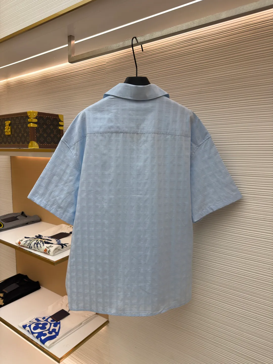 Loewe Anagram embroidered plaid shirt ●Item number: 1682392-A65 ●Material: Moiré high-count jacquard plaid fabric ●Technology: embroidery production ●Color: blue ●Version: Fitted version ●Weight: about 195 grams ●Size: 36-38-40-42 ●Description: Customized moiré high-count jacquard plaid material, rich texture, full color, comfortable and close to the skin, stunning appearance with a touch of fresh fog blue plaid Exquisite Loewe Anagram embroidery is embellished on the breast pocket, like a hidden luxury imprint. Elegant lines outline the neck style. The grid creates the illusion of flowing with the body movement, exuding a sense of luxury from the inside out. A stunning work in the fashion feast, using imported machine embroidery technology. Advanced computer control systems and sophisticated mechanical components are used to realize Loewe Anagram embroidery operations with high precision and smooth and delicate lines. Infrared positioning cutting machine uses infrared transmitters and infrared receivers to achieve precise positioning of materials. The accuracy can reach the micron level, thereby meeting the effect of high-precision cutting of alignment and strips. The fabrics have been sand-washed, giving them a better feel and texture. They are not easy to deform, shrink or fade, and maintain their long-lasting beauty. The overall wiring is straight and delicate, the fabric is comfortable and soft, and the color is consistent without color difference. It can be matched with the same style to create a fashionable look and control various occasions. Customized accessories, complete with three standards, same style for men and women!