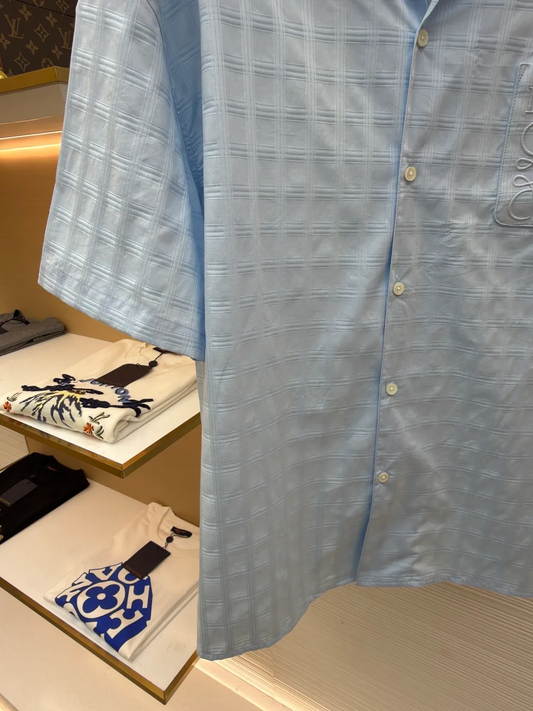 Loewe Anagram embroidered plaid shirt ●Item number: 1682392-A65 ●Material: Moiré high-count jacquard plaid fabric ●Technology: embroidery production ●Color: blue ●Version: Fitted version ●Weight: about 195 grams ●Size: 36-38-40-42 ●Description: Customized moiré high-count jacquard plaid material, rich texture, full color, comfortable and close to the skin, stunning appearance with a touch of fresh fog blue plaid Exquisite Loewe Anagram embroidery is embellished on the breast pocket, like a hidden luxury imprint. Elegant lines outline the neck style. The grid creates the illusion of flowing with the body movement, exuding a sense of luxury from the inside out. A stunning work in the fashion feast, using imported machine embroidery technology. Advanced computer control systems and sophisticated mechanical components are used to realize Loewe Anagram embroidery operations with high precision and smooth and delicate lines. Infrared positioning cutting machine uses infrared transmitters and infrared receivers to achieve precise positioning of materials. The accuracy can reach the micron level, thereby meeting the effect of high-precision cutting of alignment and strips. The fabrics have been sand-washed, giving them a better feel and texture. They are not easy to deform, shrink or fade, and maintain their long-lasting beauty. The overall wiring is straight and delicate, the fabric is comfortable and soft, and the color is consistent without color difference. It can be matched with the same style to create a fashionable look and control various occasions. Customized accessories, complete with three standards, same style for men and women!