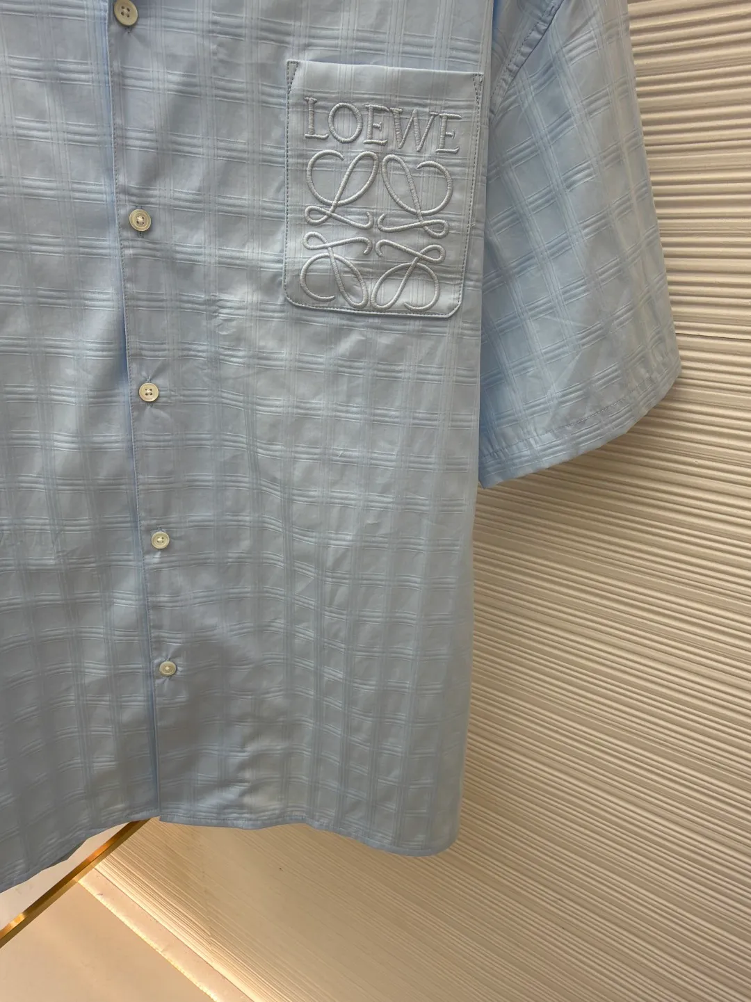 Loewe Anagram embroidered plaid shirt ●Item number: 1682392-A65 ●Material: Moiré high-count jacquard plaid fabric ●Technology: embroidery production ●Color: blue ●Version: Fitted version ●Weight: about 195 grams ●Size: 36-38-40-42 ●Description: Customized moiré high-count jacquard plaid material, rich texture, full color, comfortable and close to the skin, stunning appearance with a touch of fresh fog blue plaid Exquisite Loewe Anagram embroidery is embellished on the breast pocket, like a hidden luxury imprint. Elegant lines outline the neck style. The grid creates the illusion of flowing with the body movement, exuding a sense of luxury from the inside out. A stunning work in the fashion feast, using imported machine embroidery technology. Advanced computer control systems and sophisticated mechanical components are used to realize Loewe Anagram embroidery operations with high precision and smooth and delicate lines. Infrared positioning cutting machine uses infrared transmitters and infrared receivers to achieve precise positioning of materials. The accuracy can reach the micron level, thereby meeting the effect of high-precision cutting of alignment and strips. The fabrics have been sand-washed, giving them a better feel and texture. They are not easy to deform, shrink or fade, and maintain their long-lasting beauty. The overall wiring is straight and delicate, the fabric is comfortable and soft, and the color is consistent without color difference. It can be matched with the same style to create a fashionable look and control various occasions. Customized accessories, complete with three standards, same style for men and women!
