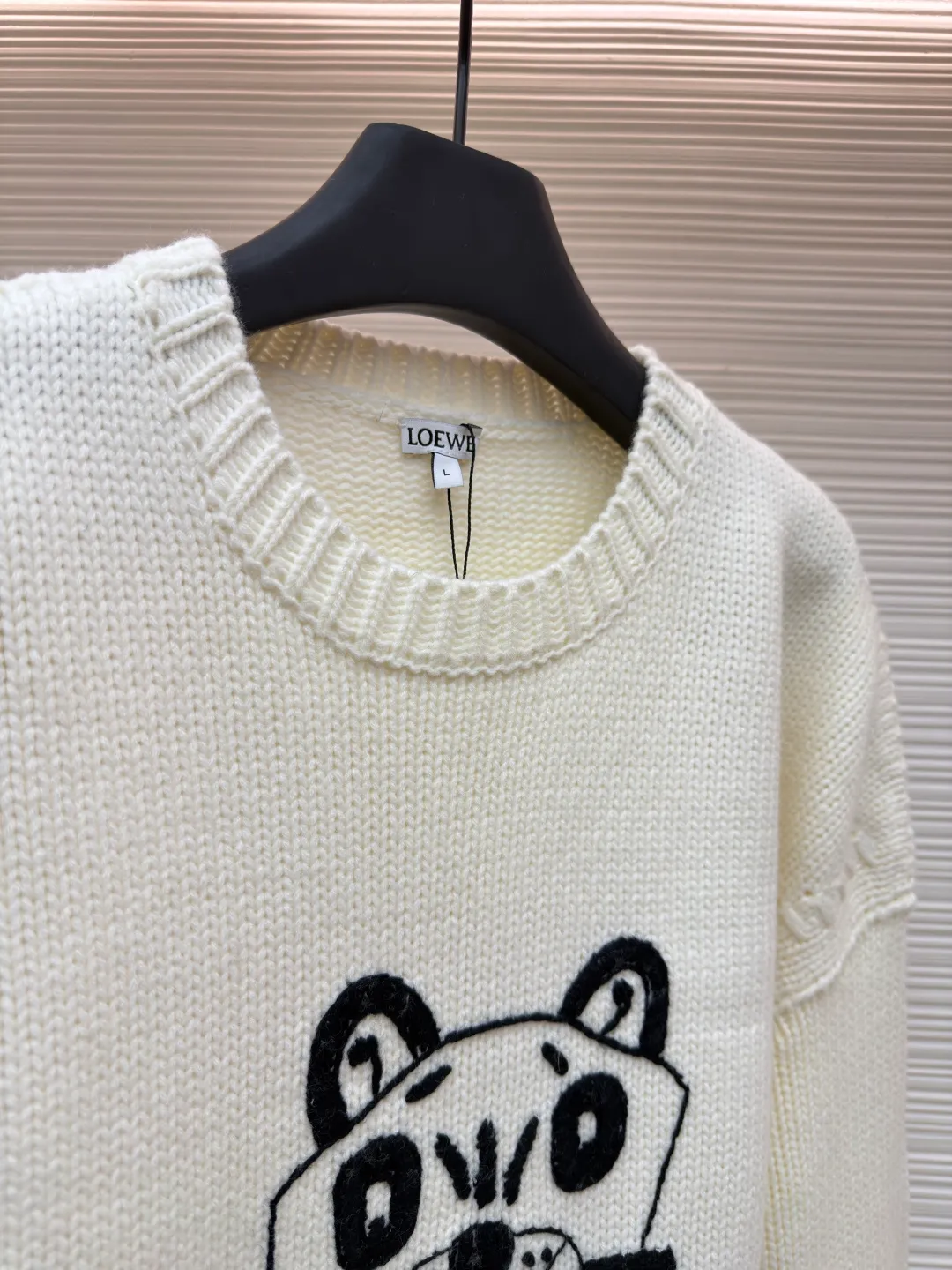 Loewe cat star round neck embroidered long-sleeved sweater ●Original version: purchased and developed by 19451 ●Item number: 1682139-C05 ●Fabric: wool blended fabric ●Technology: knitted embroidery production ●Color: white ●Version: fitted version ●Weight: about 740 grams ●Size: S-M-L-XL ●Description: This Loewe cat embroidered totem thick needle knitted sweater is made of imported merino wool woolen yarn and woven with an 8-needle thick needle plain knitting process. The yarn has been pre-washed and milled and anti-pilling, giving the garment a soft and waxy feel and a crisp texture. The loose shoulder style is formed in one go by an Italian computerized flat machine, which reduces stitching and makes it more neat. The cat totem on the front uses a combination of three-dimensional chain embroidery + satin embroidery, using high-tenacity black cotton blended embroidery thread. It is completed by hand stitch by stitch by senior embroidery workers. The outline of the pattern is smooth and full of three-dimensionality. The bottom layer of embroidery is paved with non-woven interlining to prevent the embroidery thread from pulling and causing the body to deform. The neckline, cuffs and hem are all designed with double-ply ribbing and built-in elastic spandex yarn. It has excellent resilience after high-temperature setting treatment. The low-temperature steam process is used during manual ironing to retain the natural texture and silhouette of the wool yarn to the greatest extent. The overall wiring is straight and delicate, the fabric is comfortable and soft, and the color is consistent without color difference. It can be matched with the same style to create a fashionable look and control various occasions. Customized accessories, complete with three standards, same style for men and women!