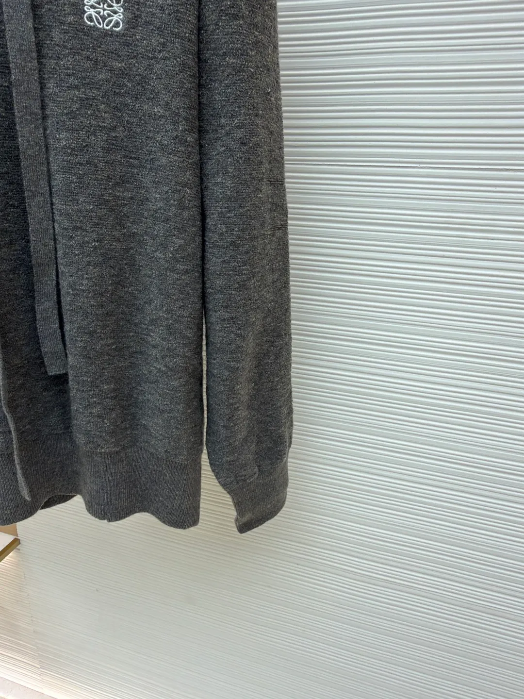 Loewe Anagram embroidered hooded sweater ●Original version: purchased and developed for 13900 ●Item number: 1680893-B35 ●Fabric: wool blended fabric ●Technology: Garment washing ●Version: fitted version ●Weight: about 480 grams ●Size: S-M-L-XL ●Description: Customized natural medium-thick premium wool yarn, soft to the touch, comfortable and skin-friendly, with pure and deep black as the background color Deep, mysterious and full of power, the iconic Loewe Anagram embroidery is embroidered on the chest and is highly recognizable. The hooded design gives the soul a sense of just the right amount of looseness. The curvature is natural and smooth, achieving a perfect balance between casualness and dignity. The well-deserved king of all-match uses imported machine embroidery technology. Advanced computer control systems and precision mechanical components are used to realize Loewe Anagram embroidery operations with high precision. The lines are smooth and delicate, and the garments are washed and softened to remove odors. Use professional washing equipment and specific detergents to deeply clean and deodorize clothes to improve the feel and appearance of clothes. The overall wiring is straight and delicate, the fabric is comfortable and soft, and the color is consistent without color difference. It can be matched with the same style to create a fashionable look and control various occasions. Customized accessories, complete with three standards, same style for men and women!